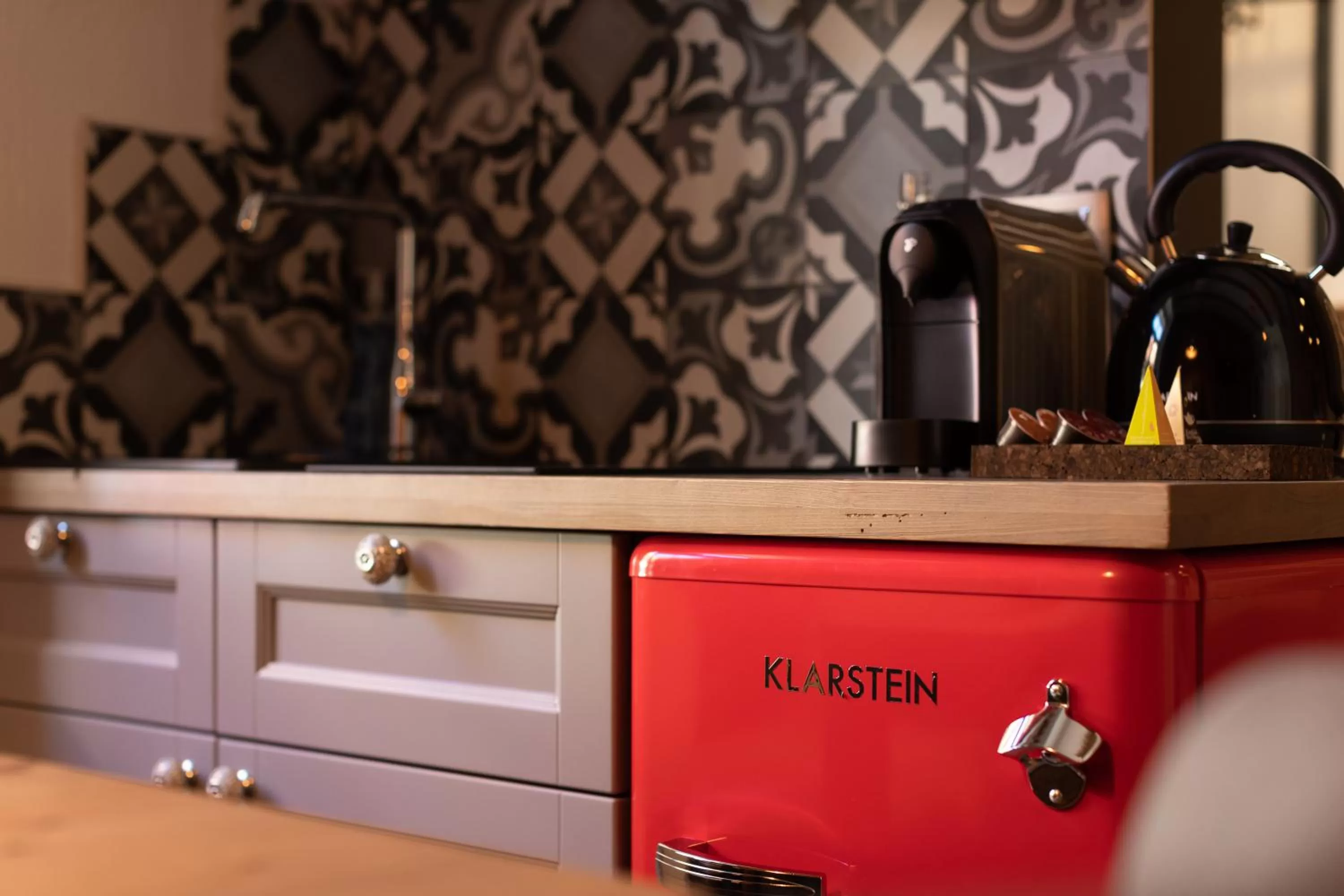 Coffee/tea facilities, Kitchen/Kitchenette in Gentry11 Rooms&More