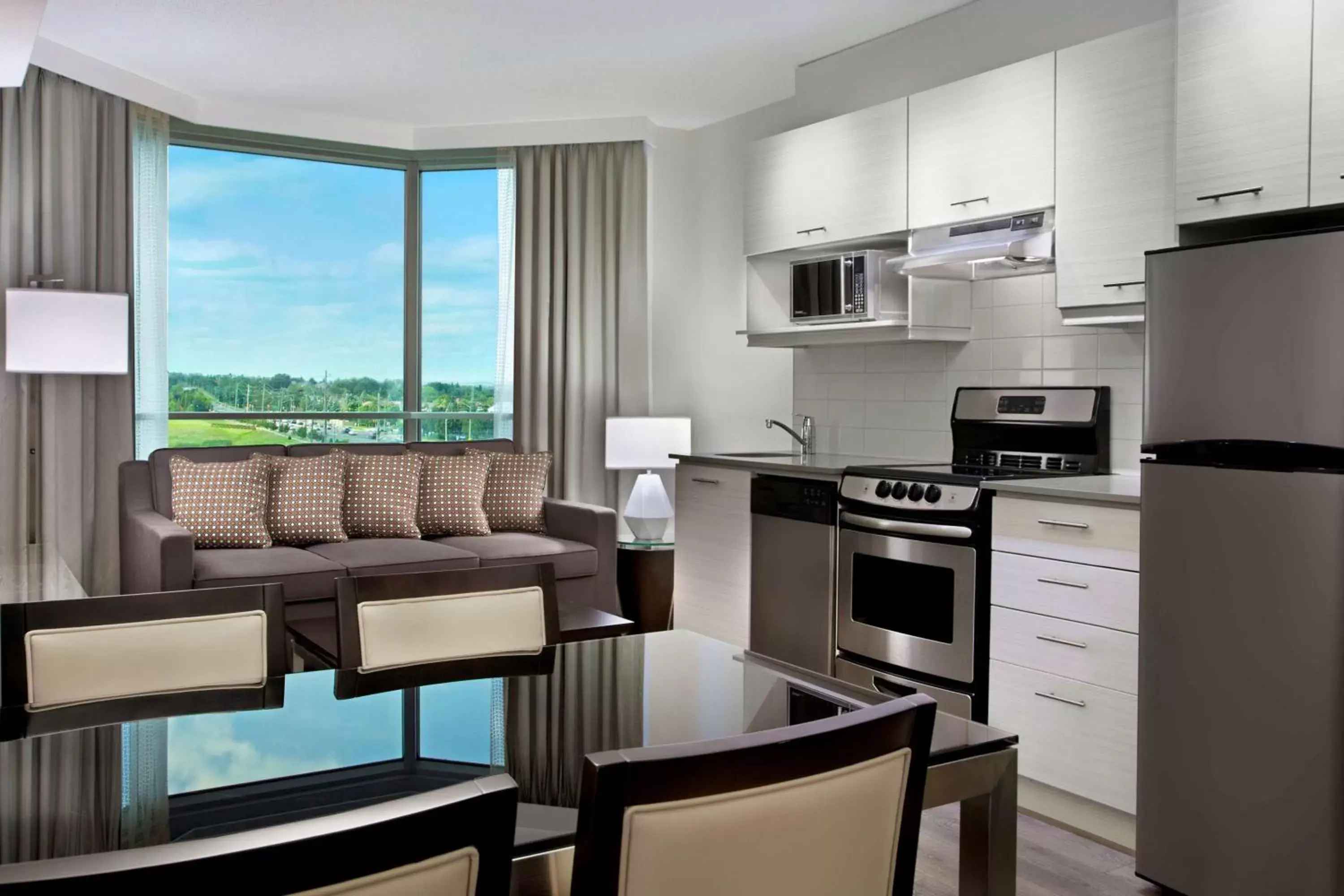 Living room, Kitchen/Kitchenette in Hilton Suites Toronto-Markham Conference Centre & Spa