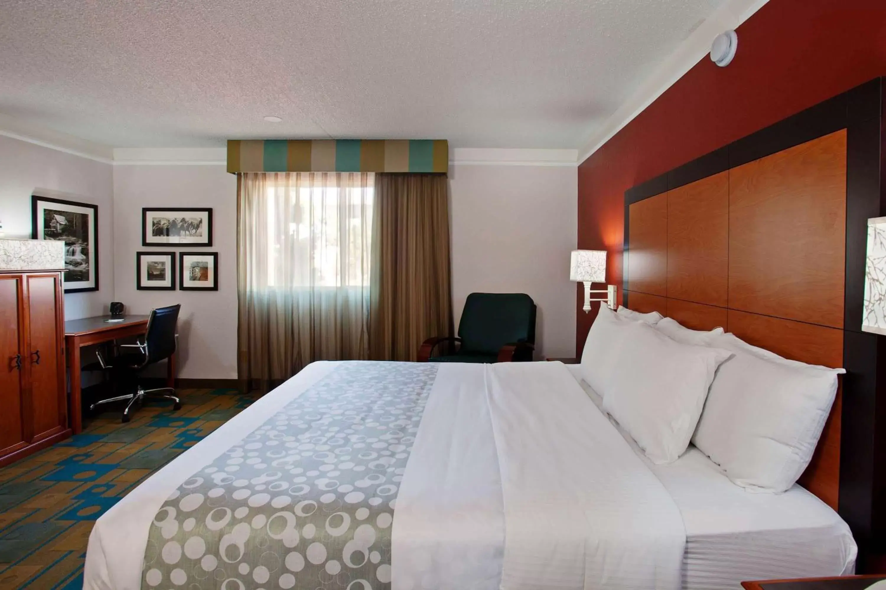 Photo of the whole room, Bed in La Quinta by Wyndham Irvine Spectrum