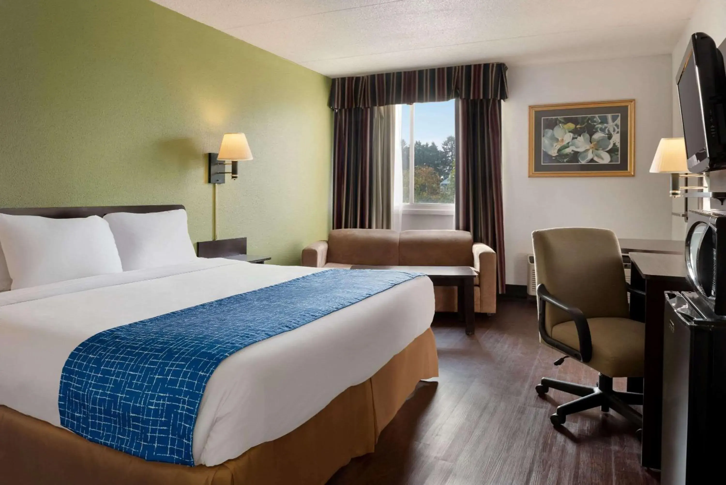 Photo of the whole room, Bed in Travelodge by Wyndham Zanesville