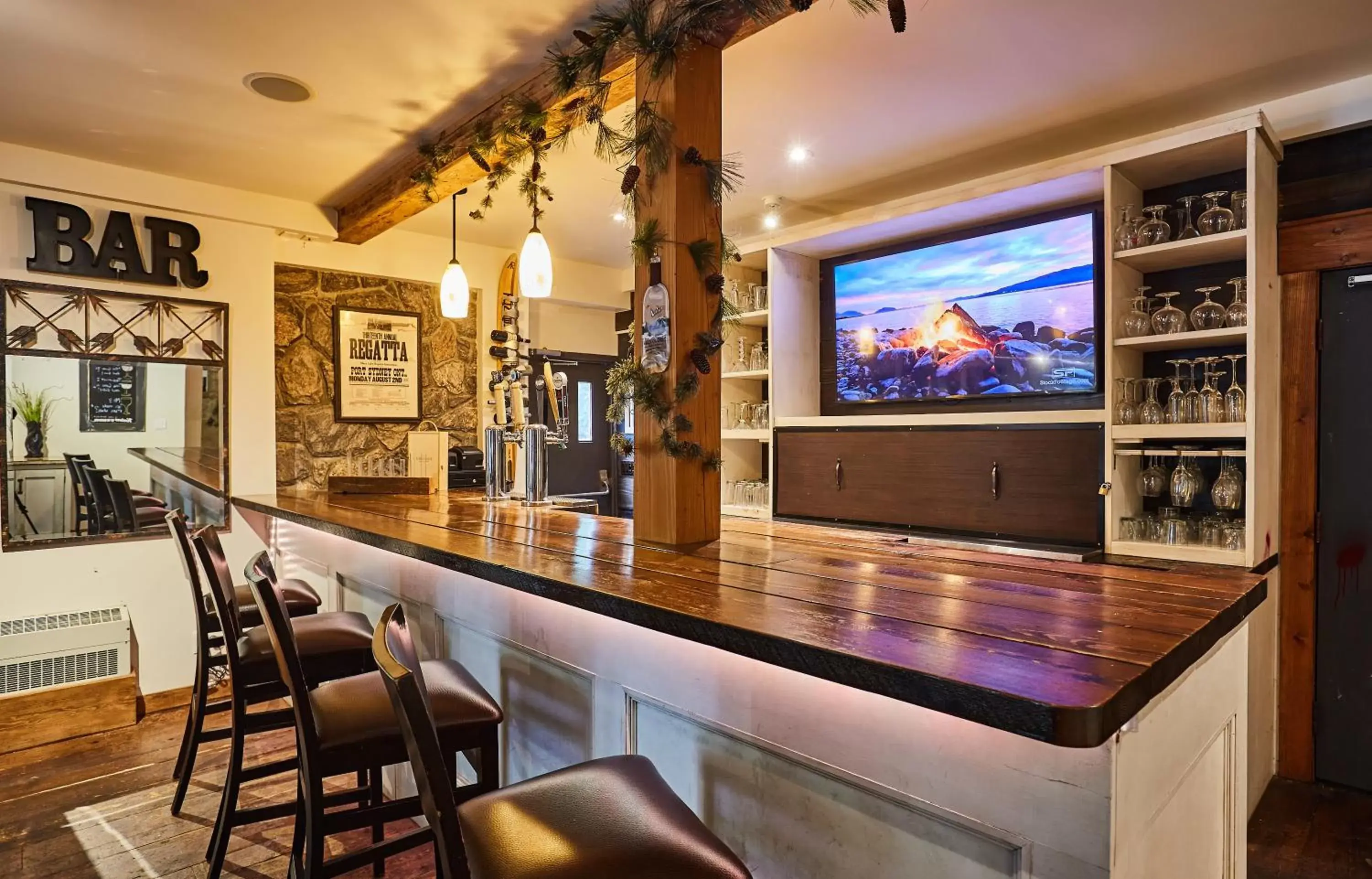 Lounge or bar, Lounge/Bar in 3 Pines Lodge Muskoka