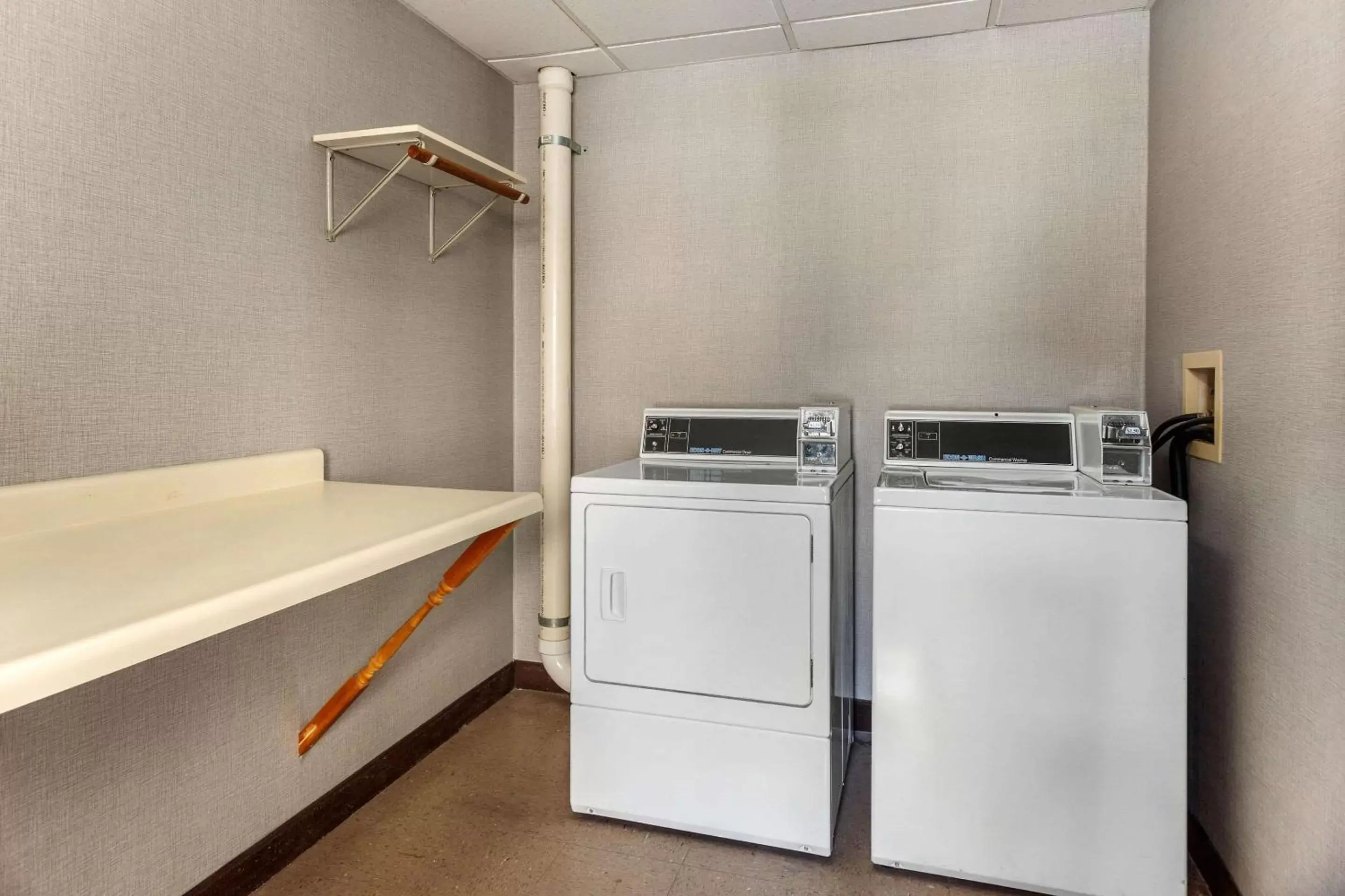 On site, Kitchen/Kitchenette in Comfort Suites Green Bay