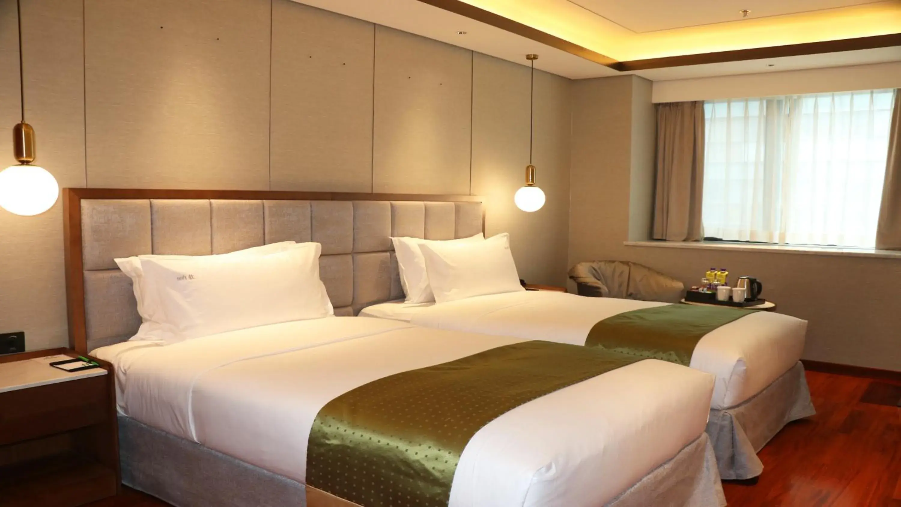 Photo of the whole room, Bed in Holiday Inn Suites Xi'an High-Tech Zone, an IHG Hotel Photo of the whole room, Bed in Holiday Inn Suites Xi'an High-Tech Zone, an IHG Hotel