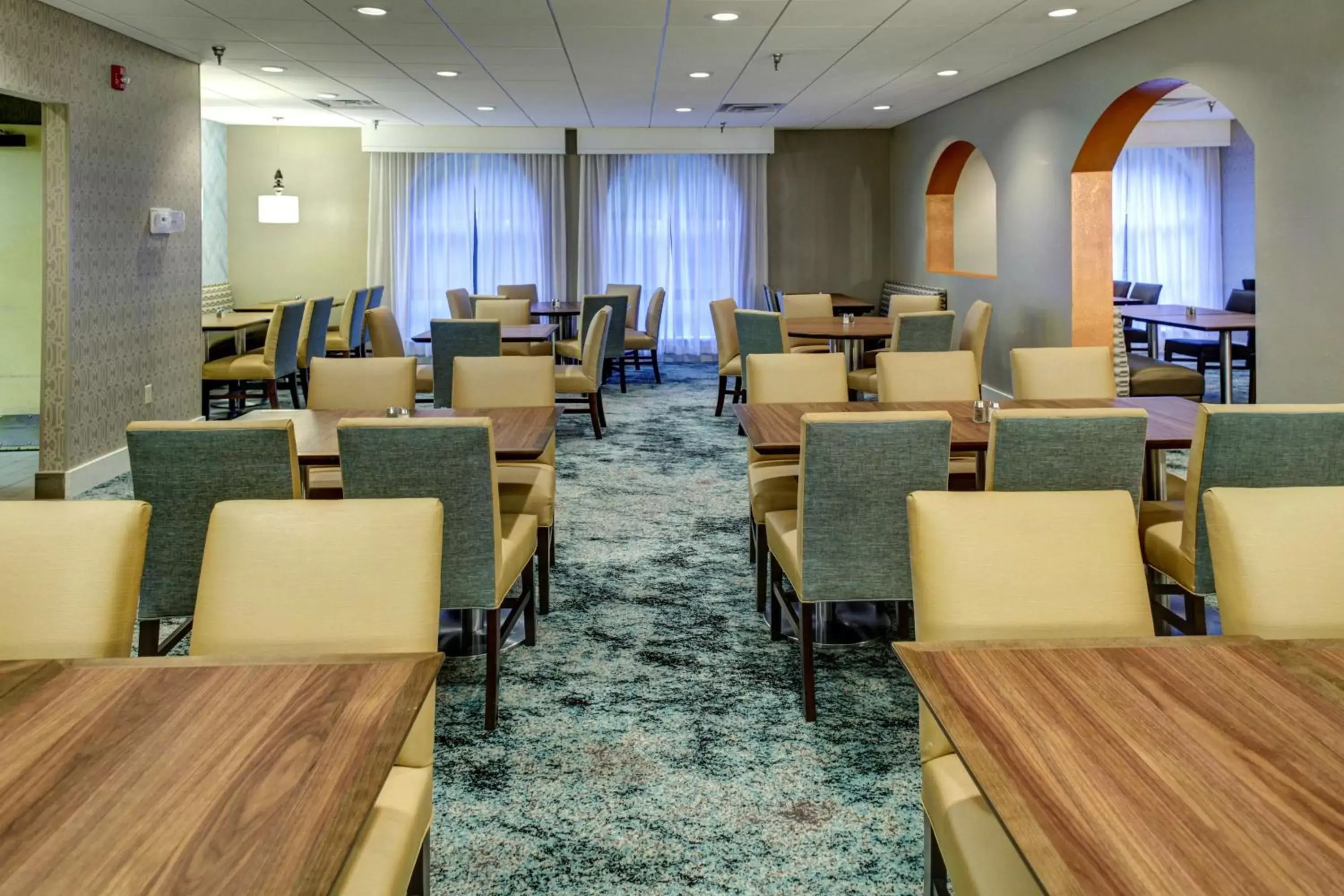 Dining area in Embassy Suites Williamsburg