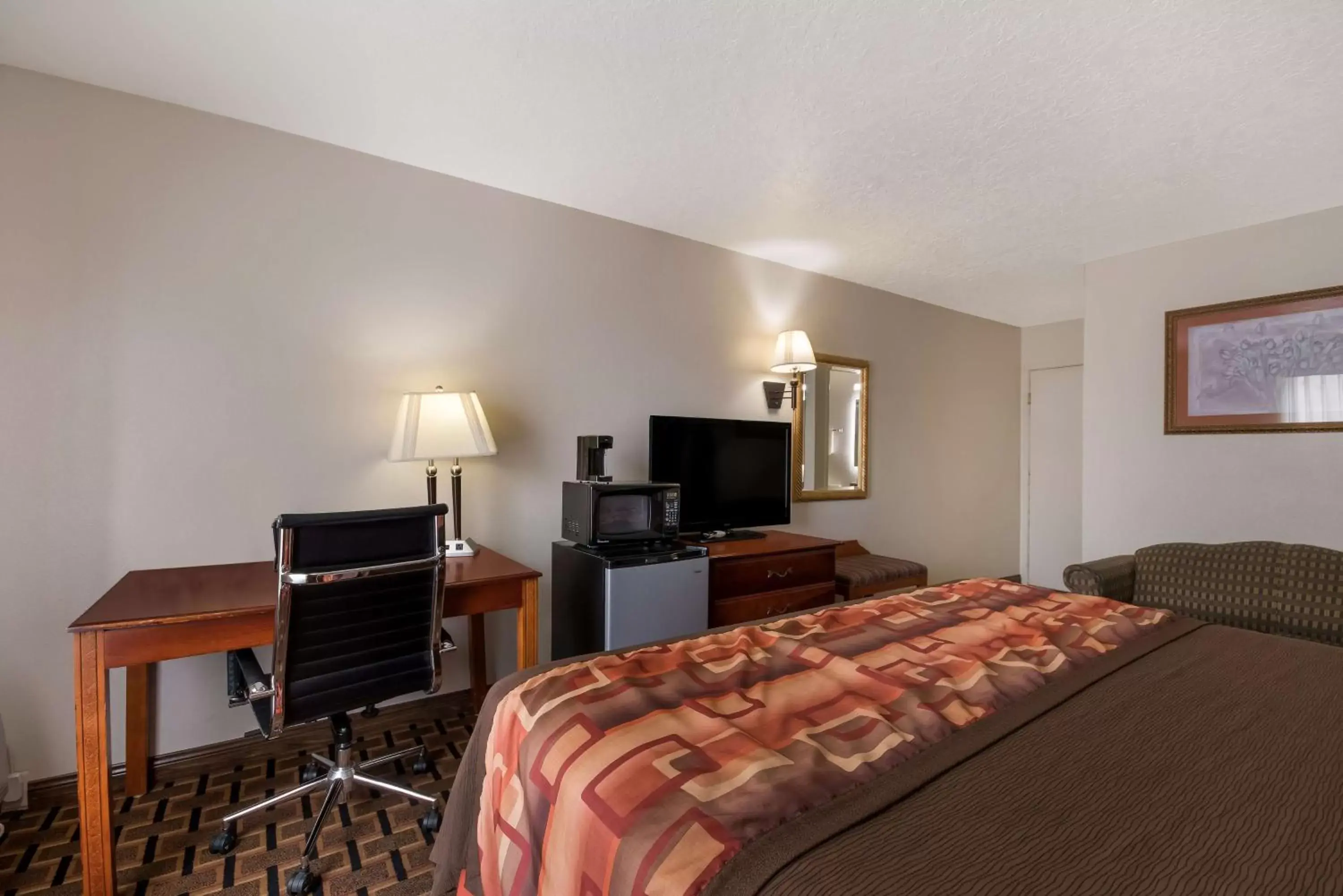 Bedroom, TV/Entertainment Center in SureStay Hotel by Best Western Duncan