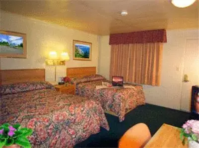 Bedroom, Bed in Americas Best Value Inn Eugene