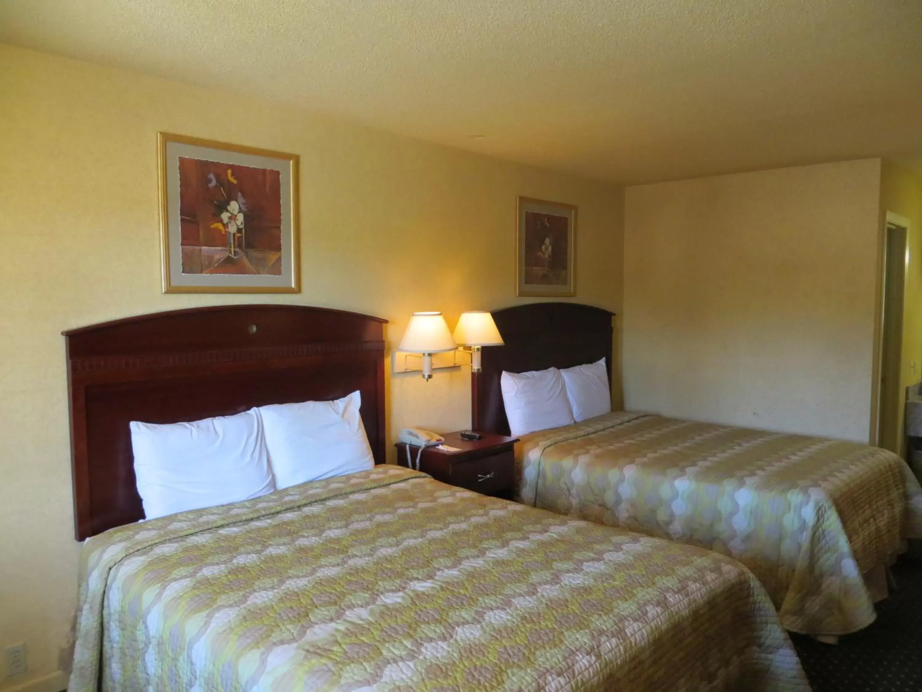 Photo of the whole room, Bed in Welcome Inn