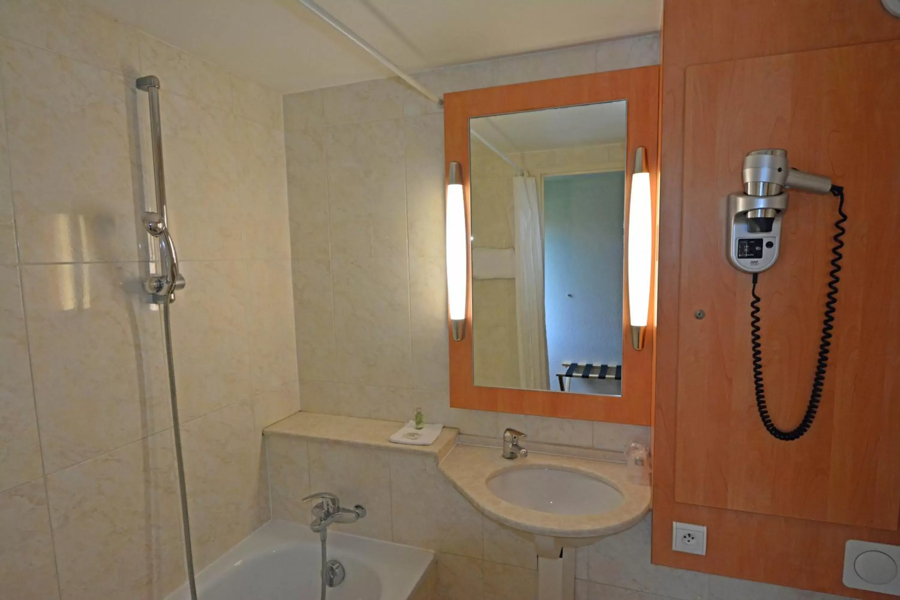 Bathroom in Logis Hôtel des Lacs Paris Sud
