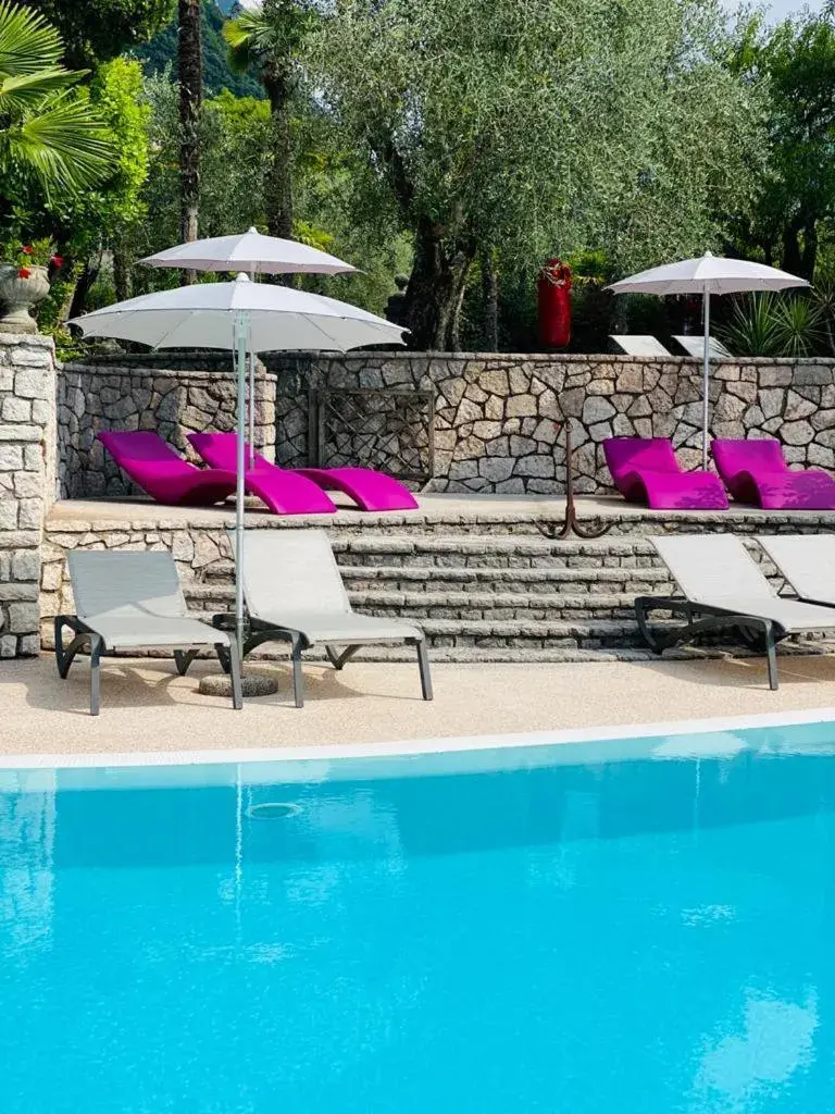 Swimming Pool in Hotel Villa Miravalle