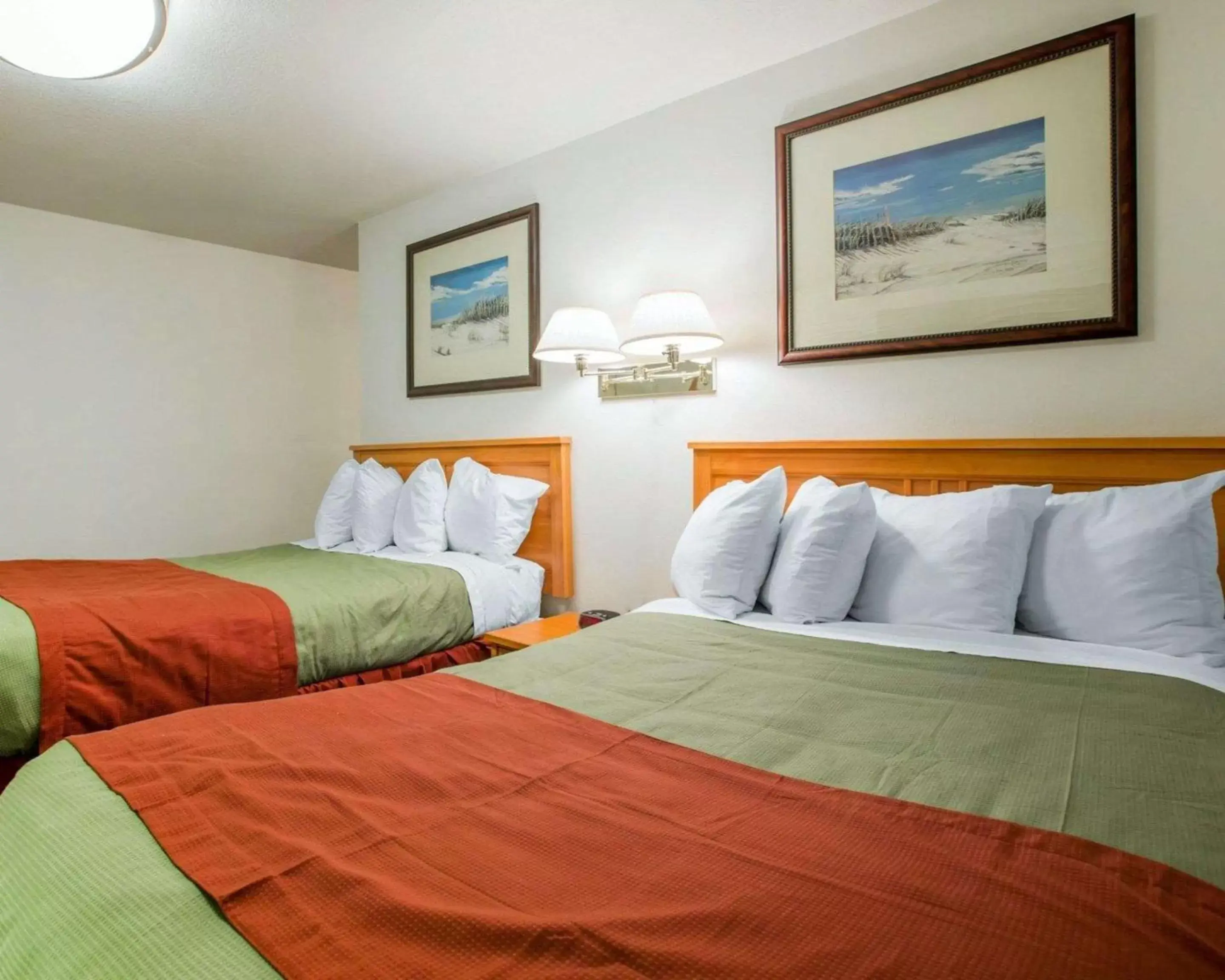 Photo of the whole room, Bed in Rodeway Inn Newport Photo of the whole room, Bed in Rodeway Inn Newport