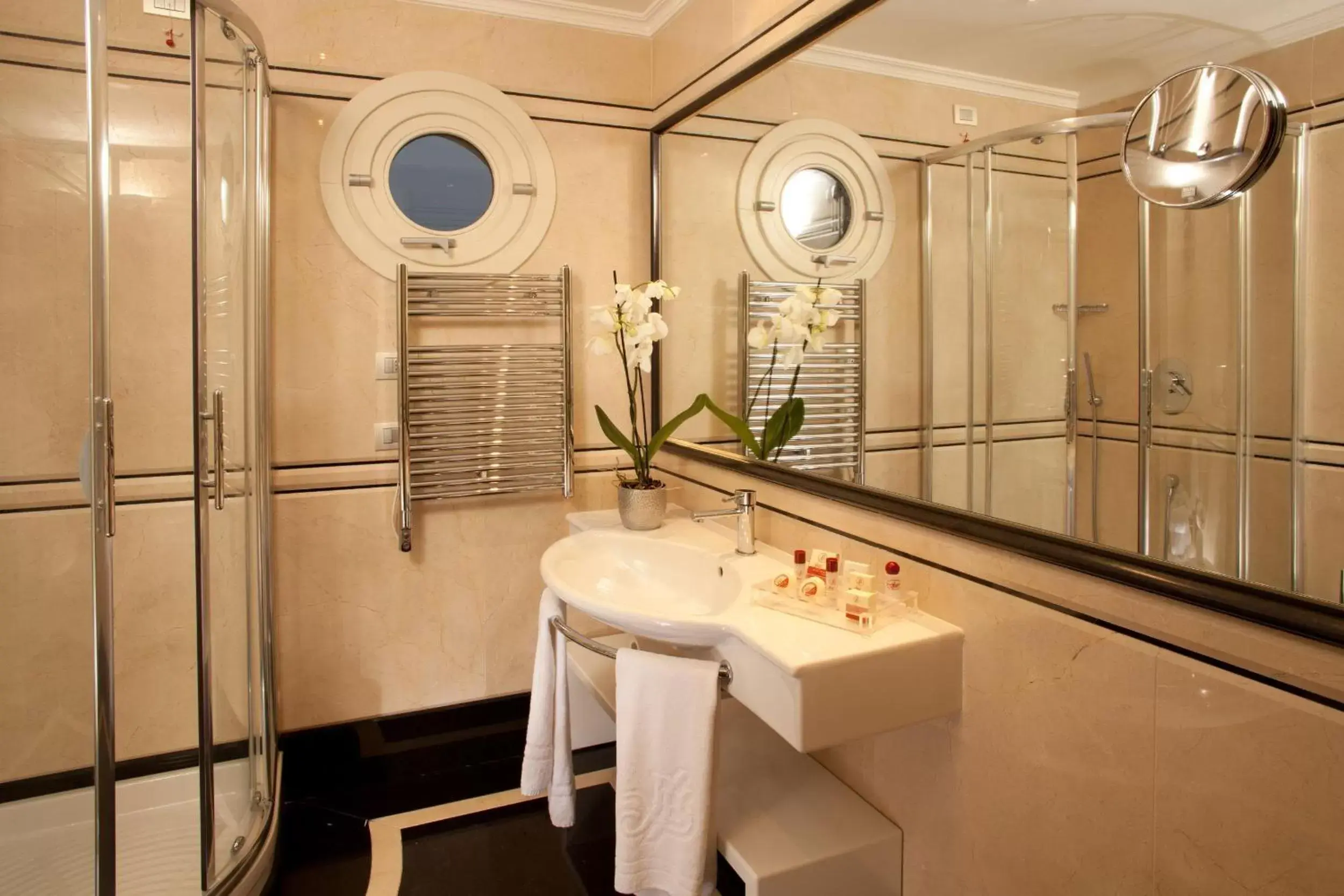Bathroom in Hotel Piccolo Borgo