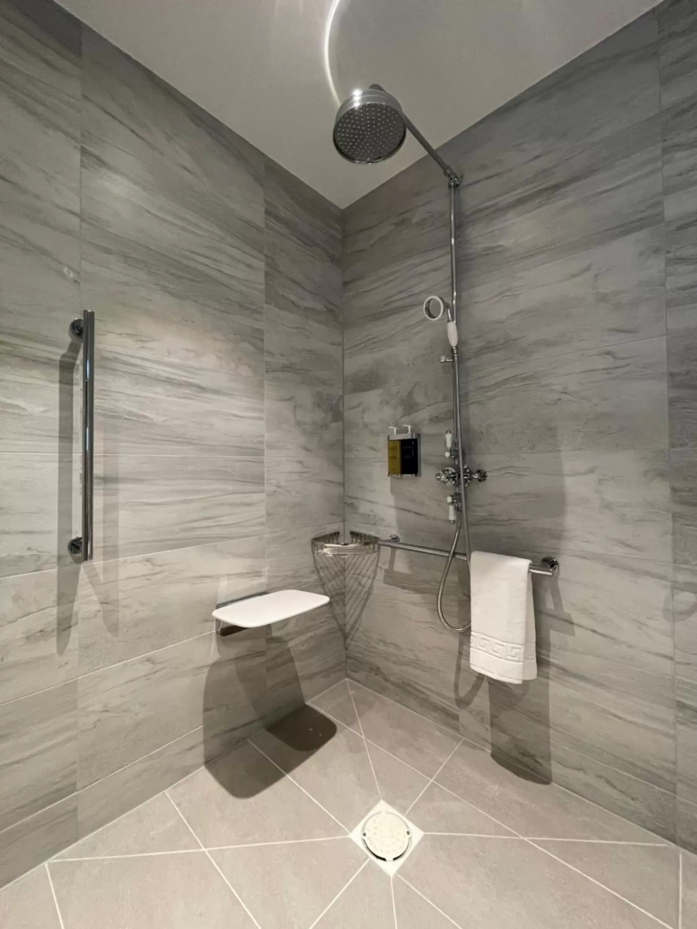 Double Room with Mobility Accessible Walk-In Shower in Sadie Best Western Hotel at Luton Double Room with Mobility Accessible Walk-In Shower in Sadie Best Western Hotel at Luton