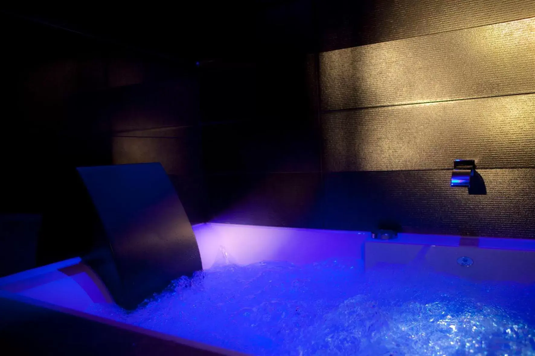 Bath in Secret de Paris - Hotel & Spa