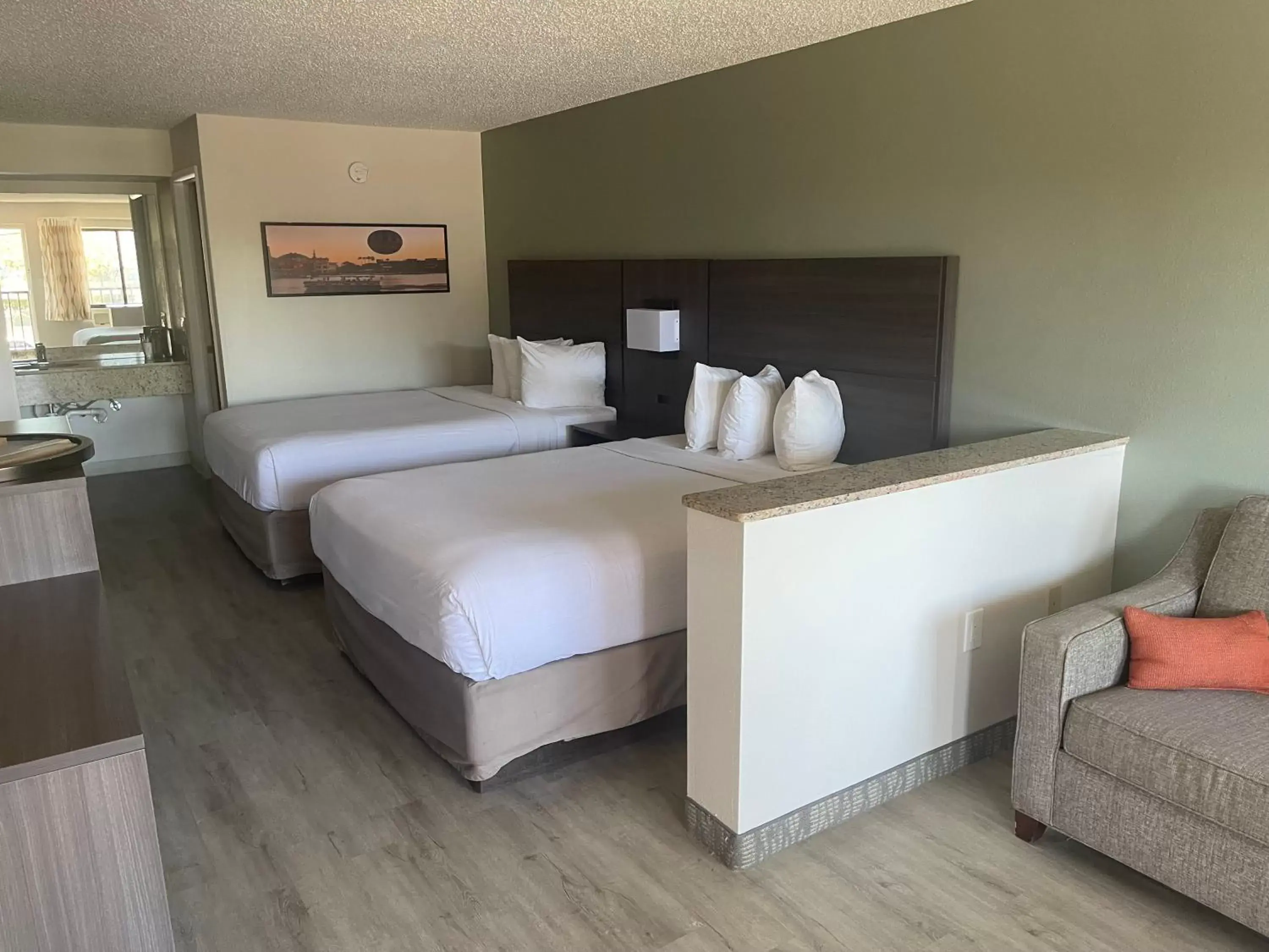 Bed in Days Inn & Suites by Wyndham Orlando East UCF Area
