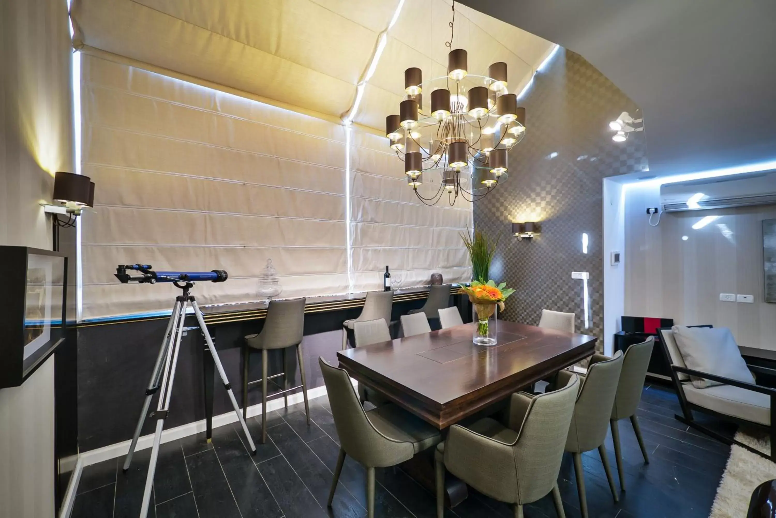 Dining area in 21st Floor Hotel