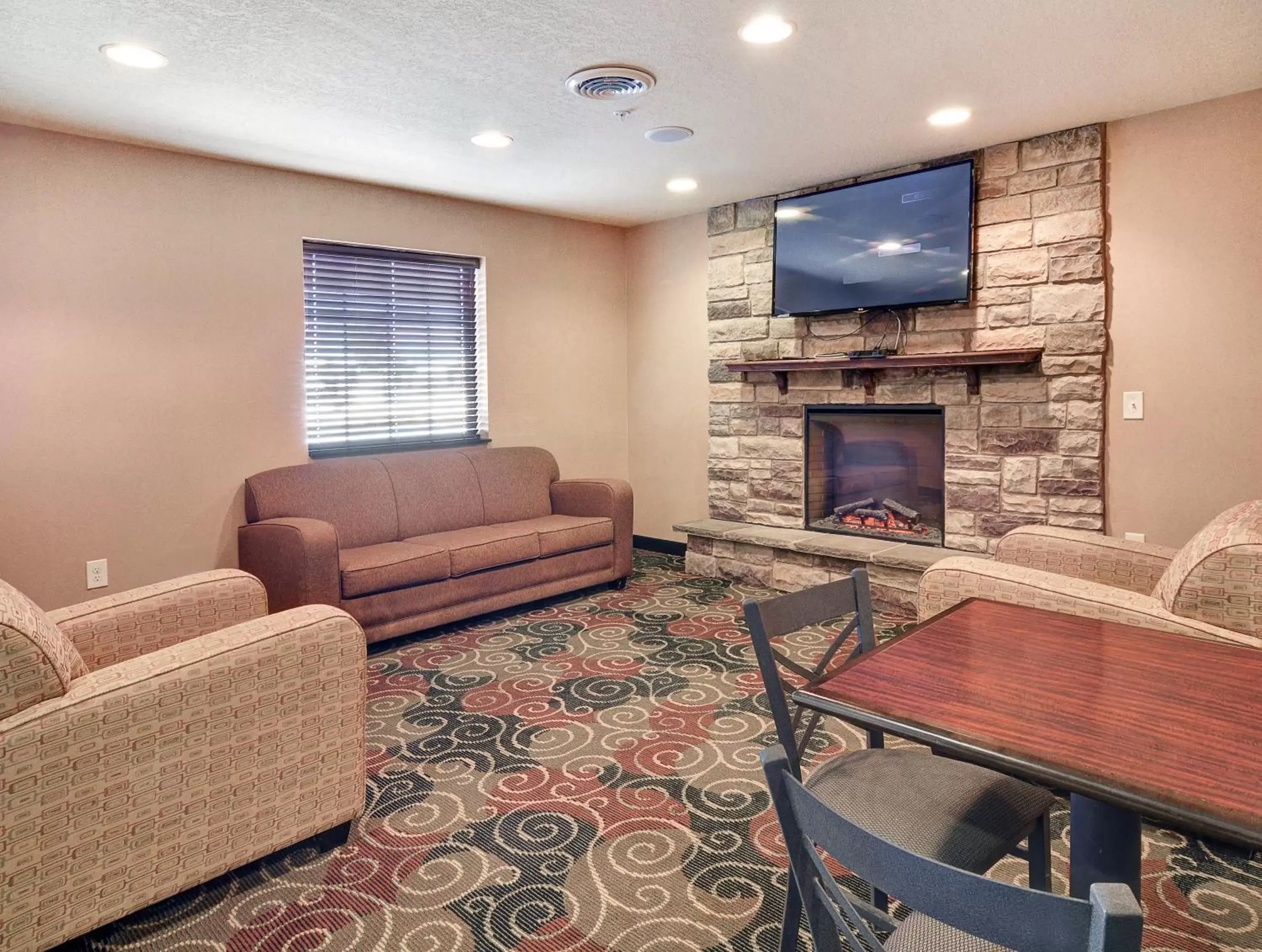 Communal lounge/ TV room, Seating Area in Cobblestone Inn & Suites - Big Lake