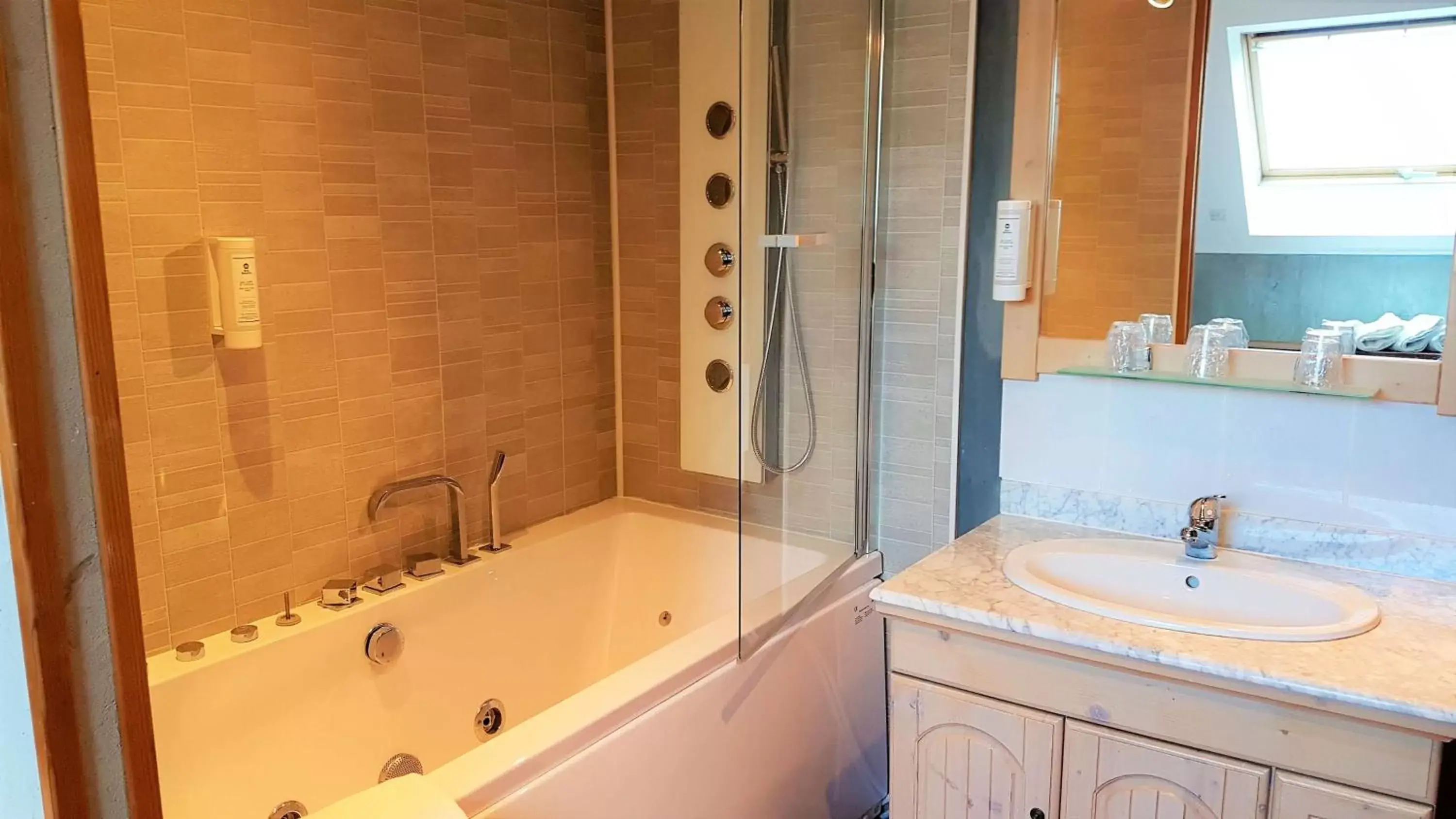 Bathroom in Best Western Hotel Ile de France