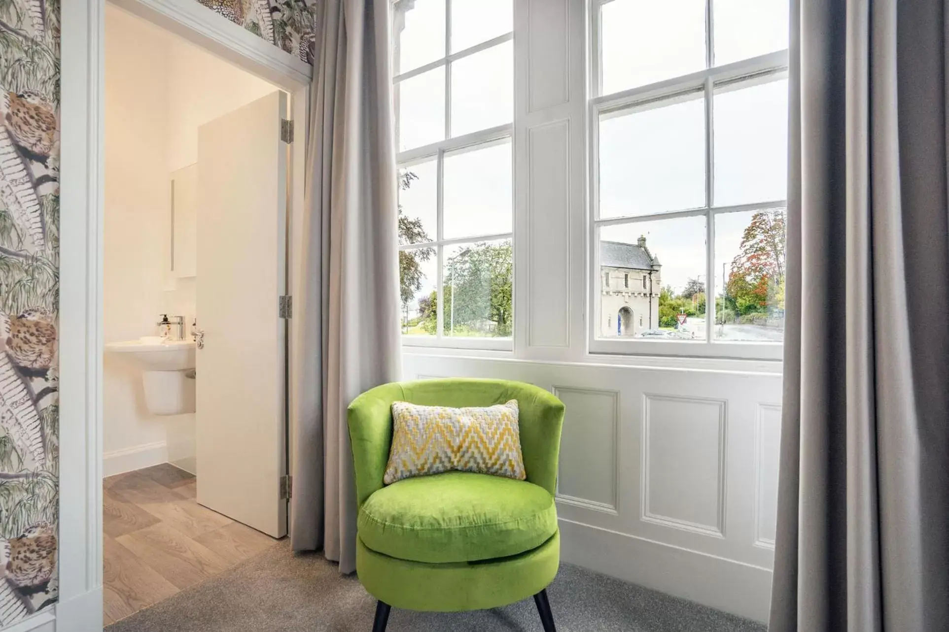 Bathroom, Seating Area in The Woodside