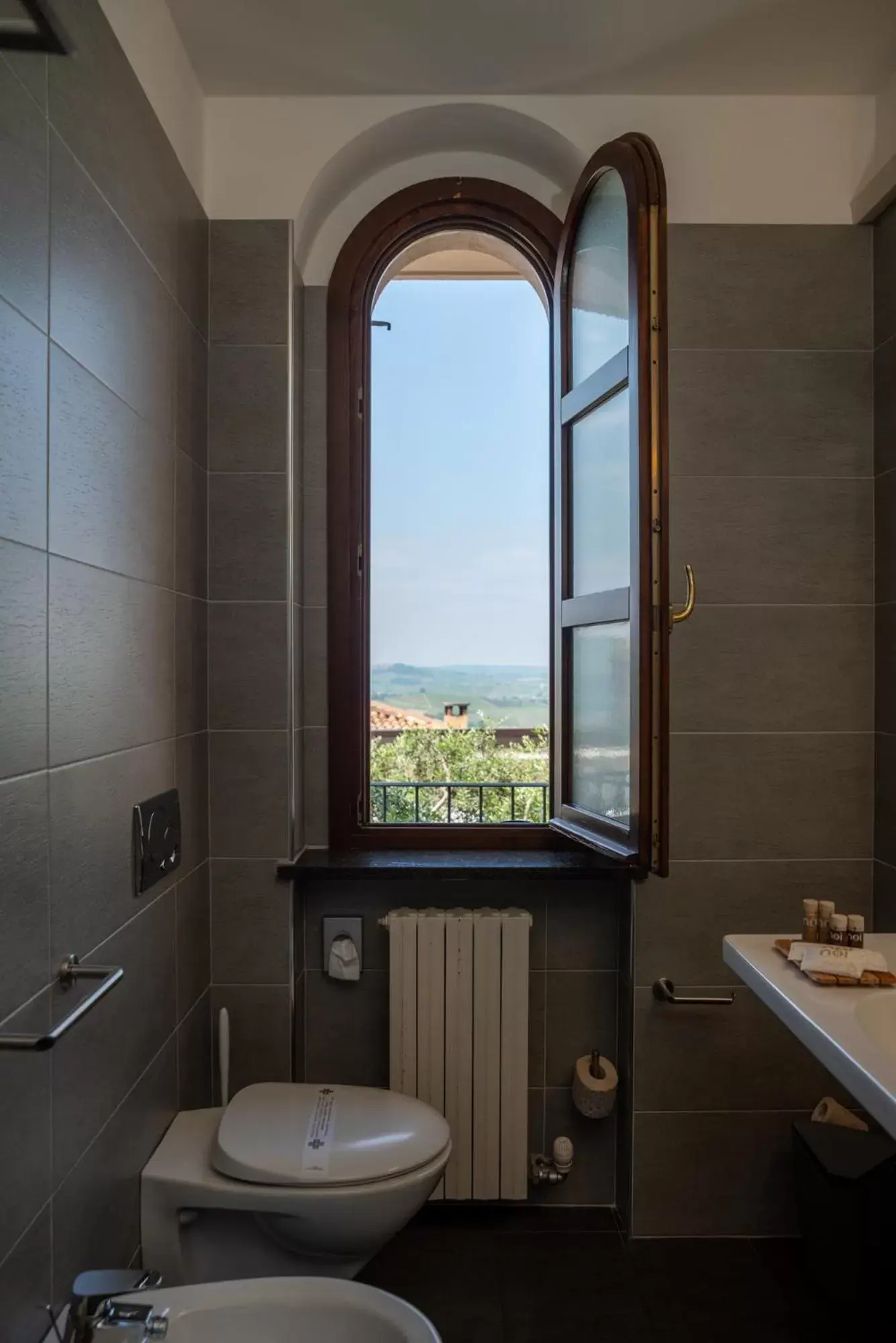 Bathroom in Le Torri - Castiglione Falletto