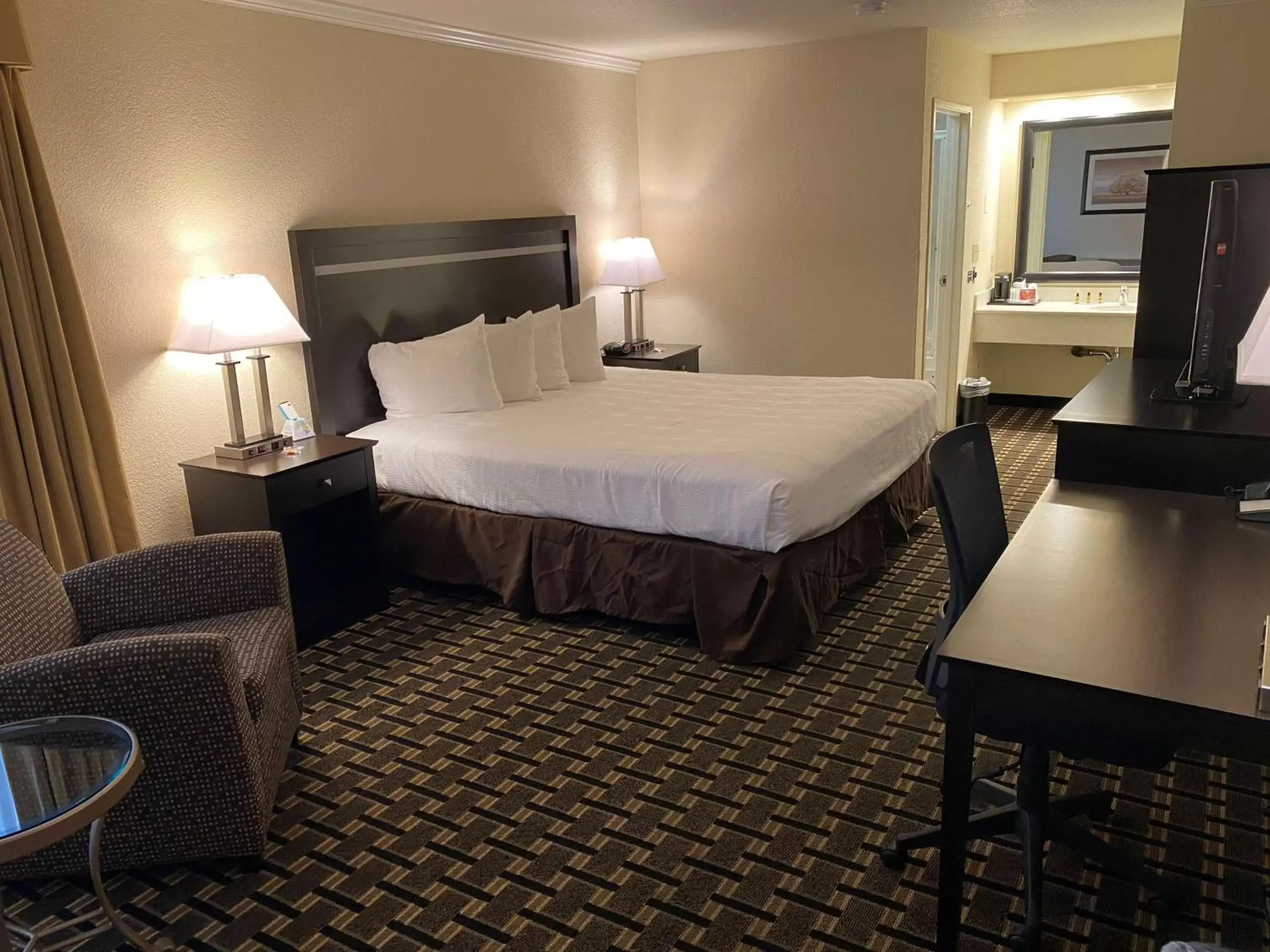 Photo of the whole room, Bed in Best Western PLUS Inn of Hayward