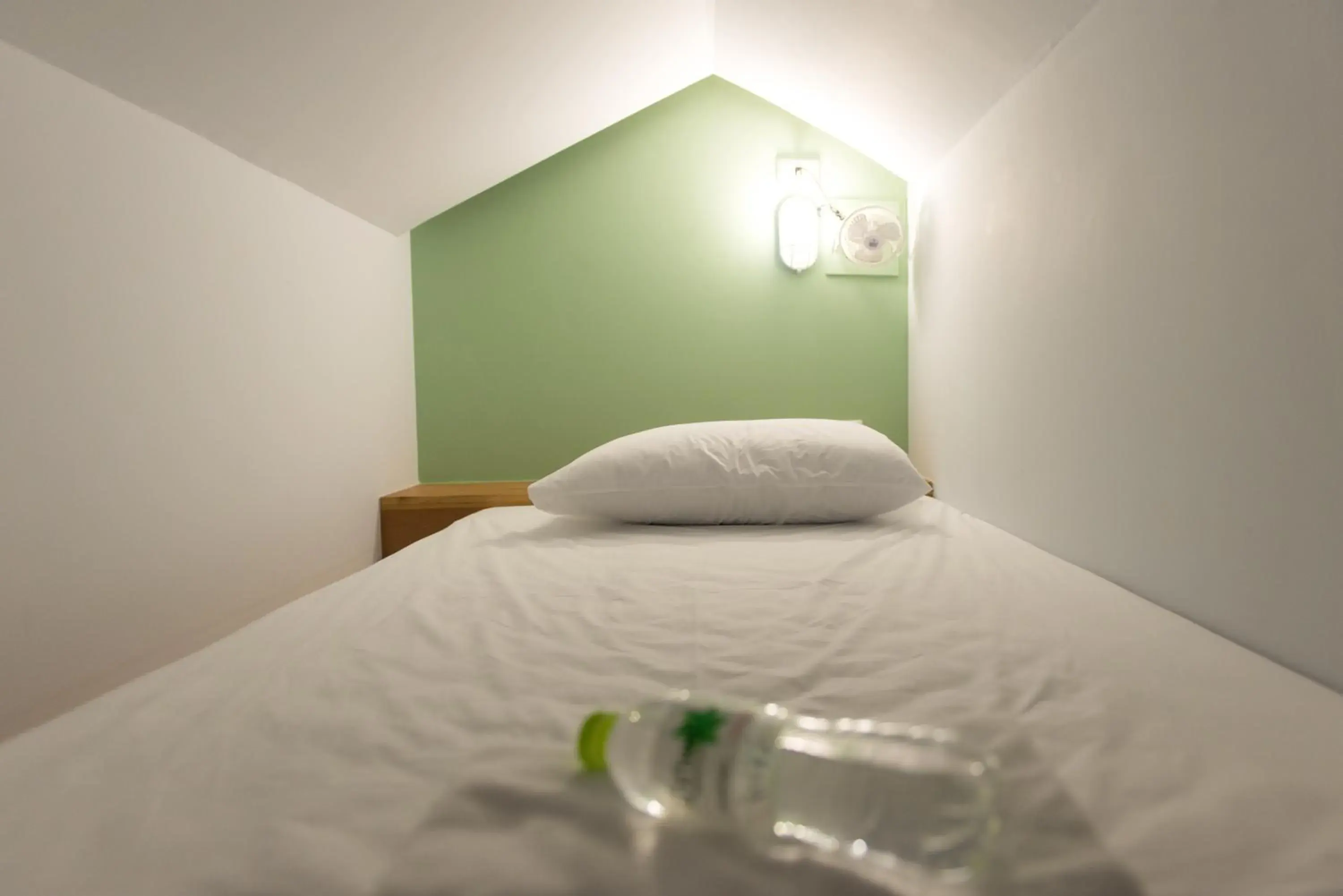 bunk bed, Bed in Barn & Bed Hostel