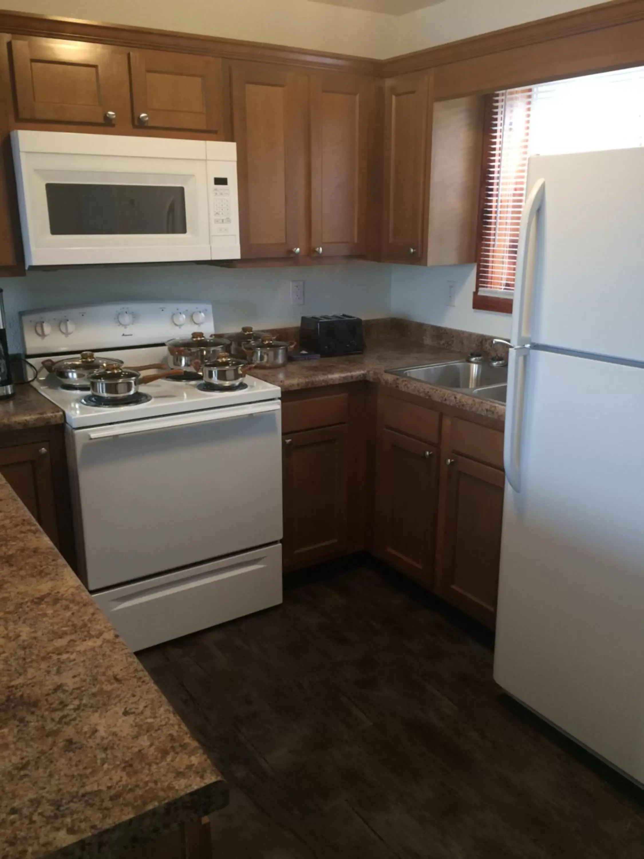 Kitchen/Kitchenette in Anchor Inn and Suites