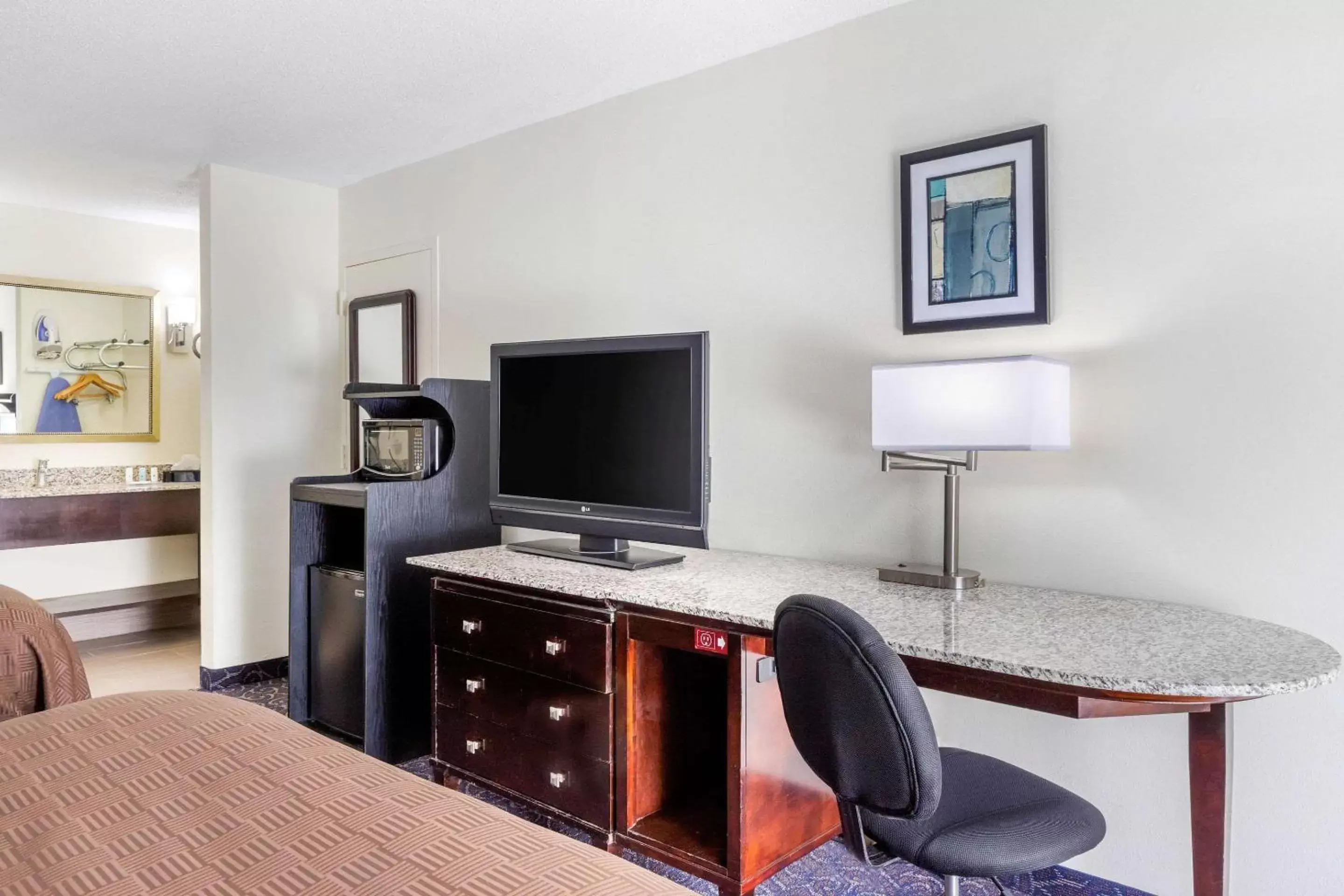 Photo of the whole room, TV/Entertainment Center in Days Inn and Suites by Wyndham Oxford