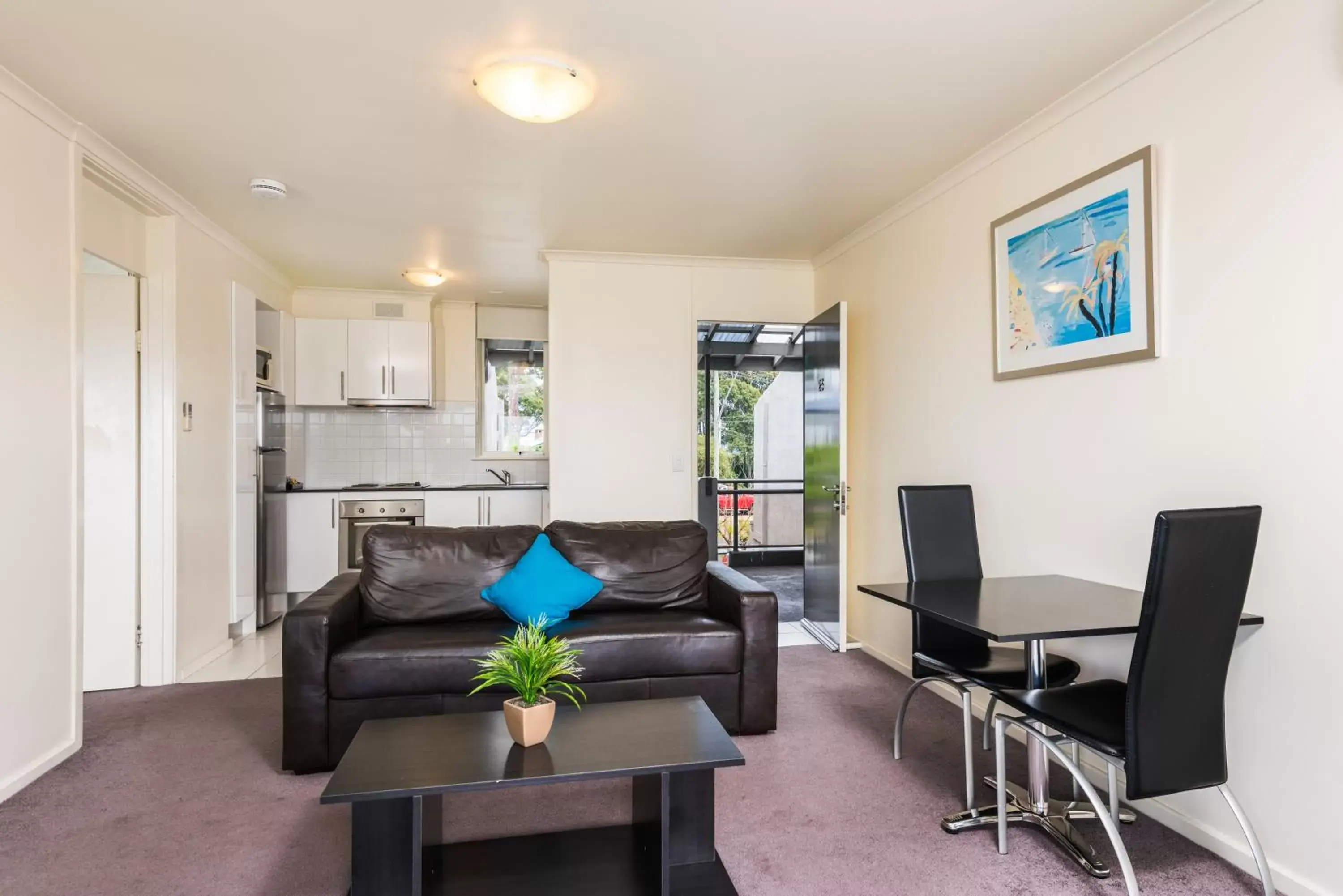 Kitchen or kitchenette, Seating Area in Horizon Holiday Apartments