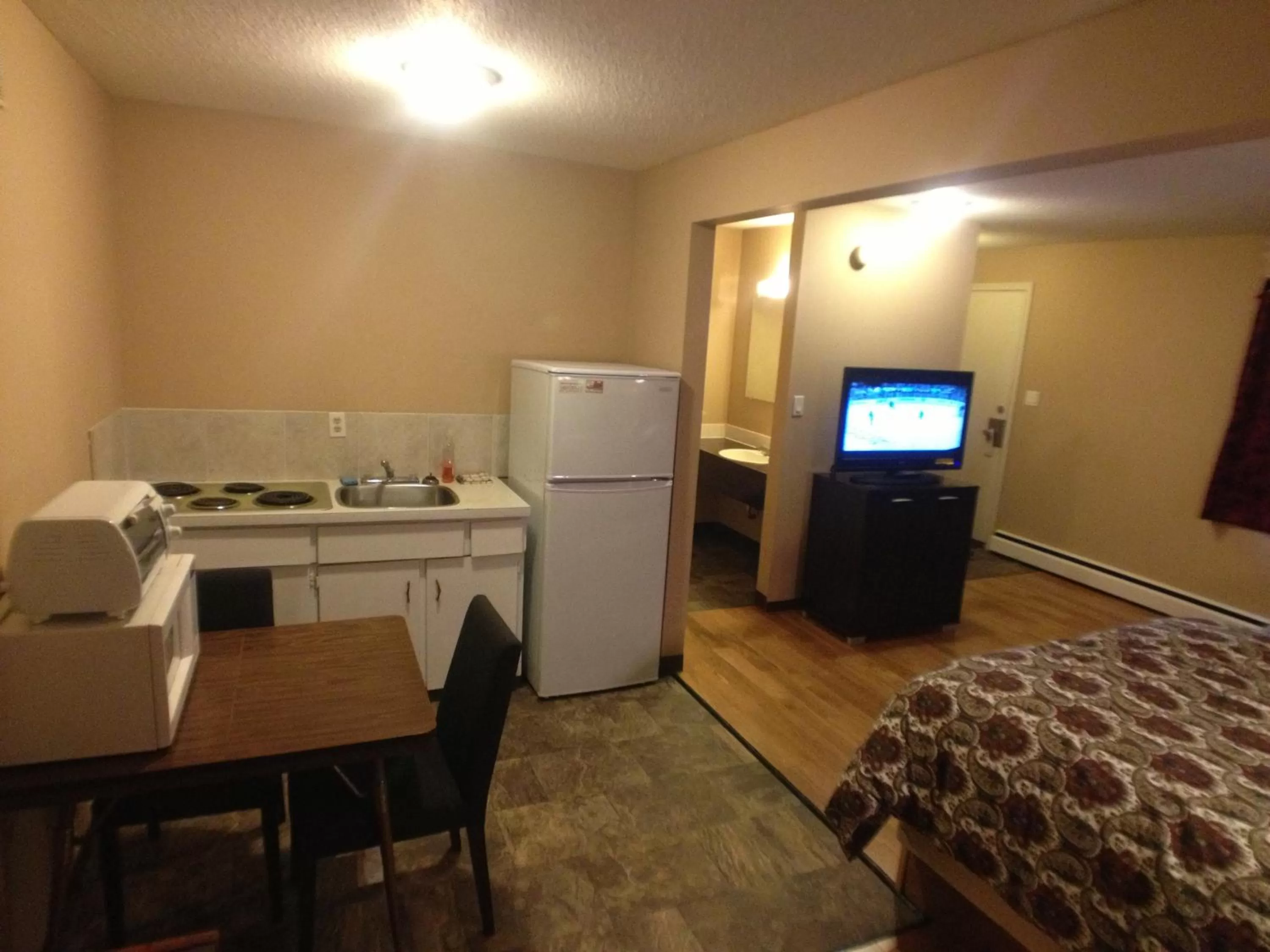 Kitchen or kitchenette, Bed in Galaxy Motel
