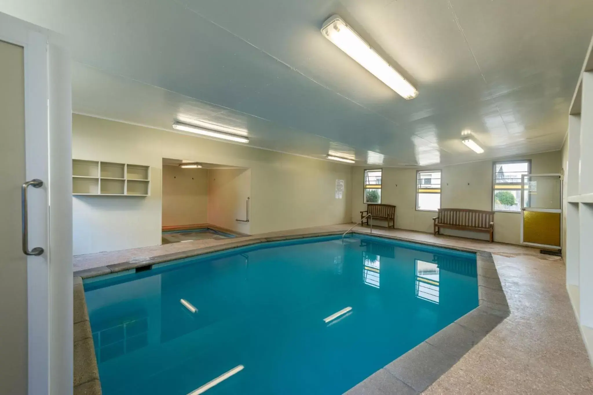 Swimming Pool in Amber Court Motel