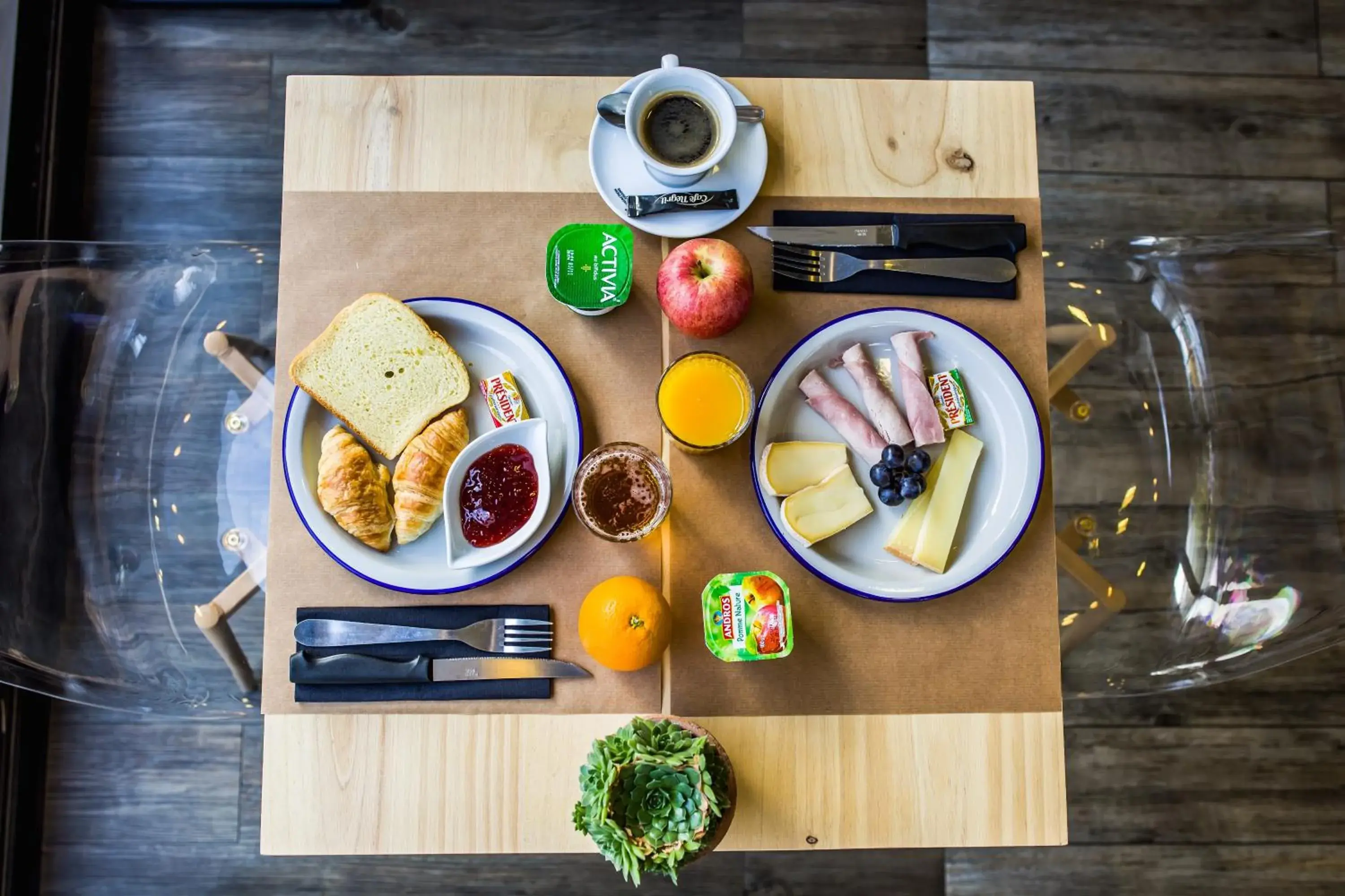 Buffet breakfast in Hotel Gascogne