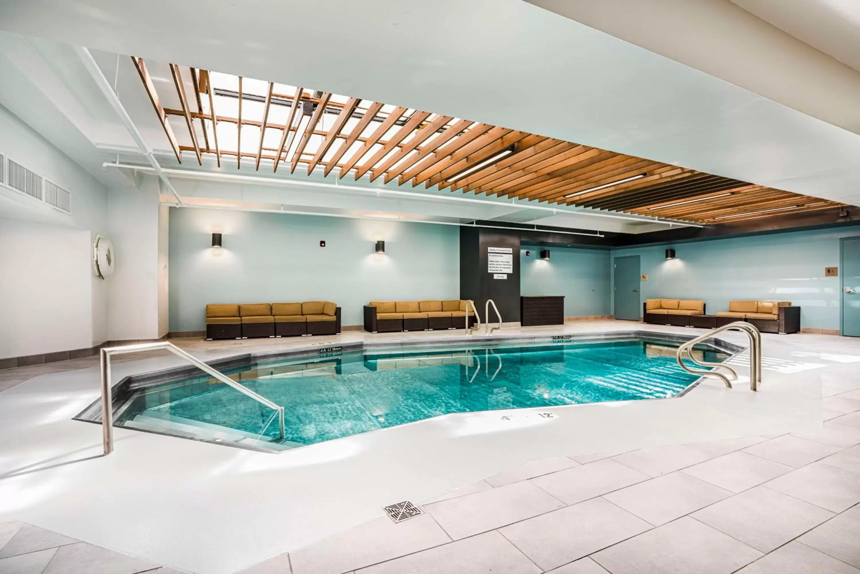 Pool view in Embassy Suites by Hilton Indianapolis Downtown Pool view in Embassy Suites by Hilton Indianapolis Downtown