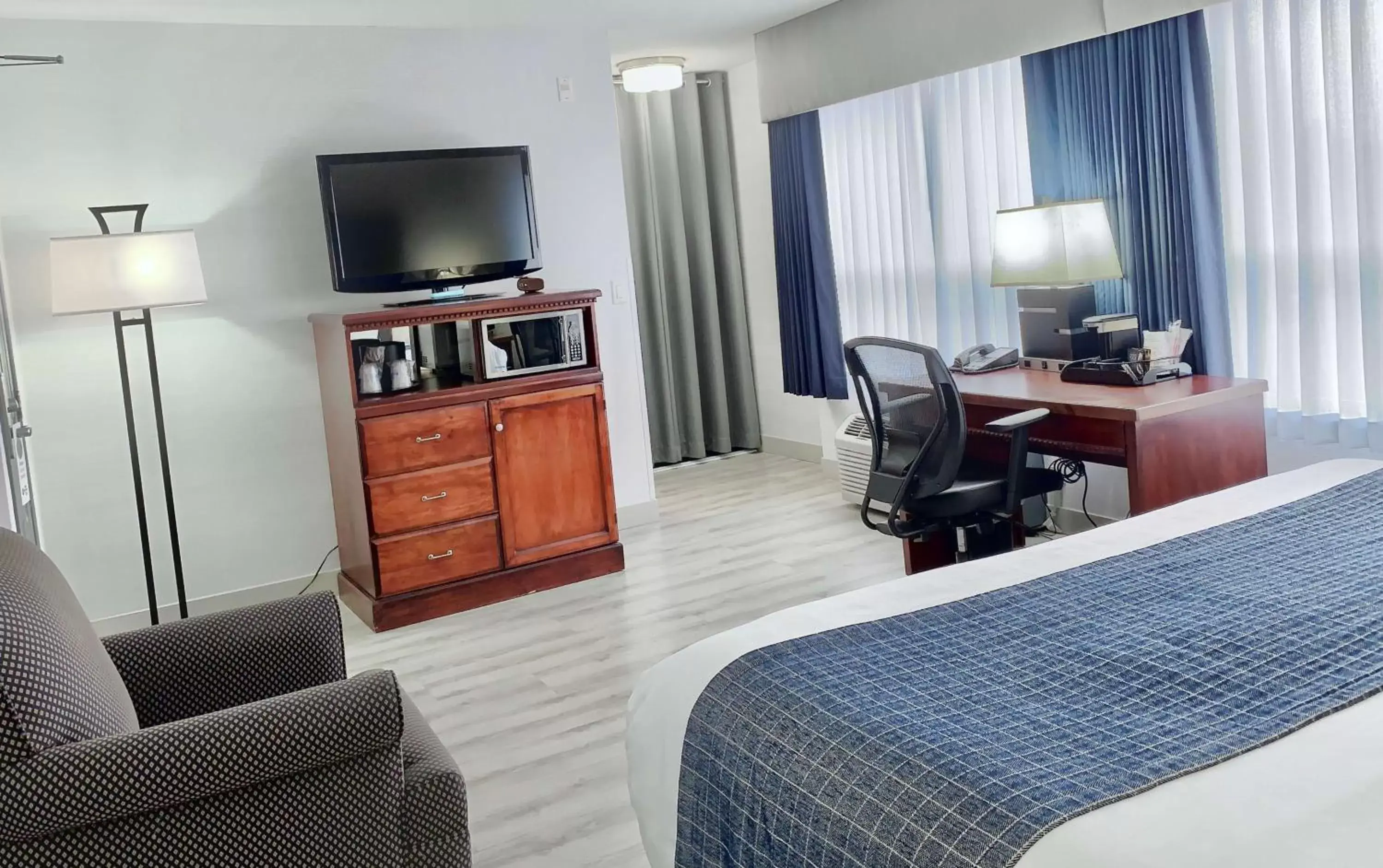 Photo of the whole room, TV/Entertainment Center in Best Western Plus Regency Inn and Conference Centre