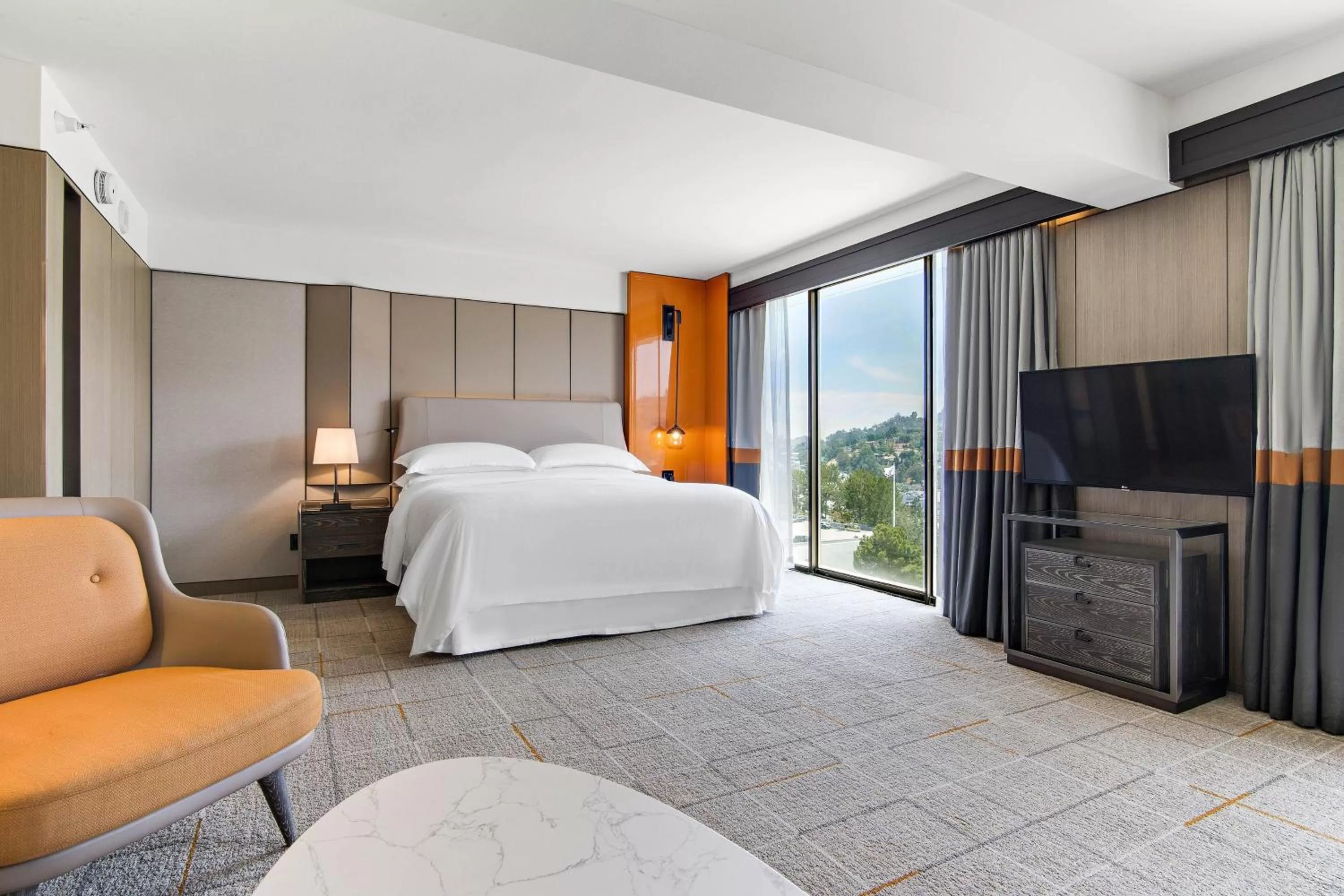 Photo of the whole room, Bed in Sheraton Universal