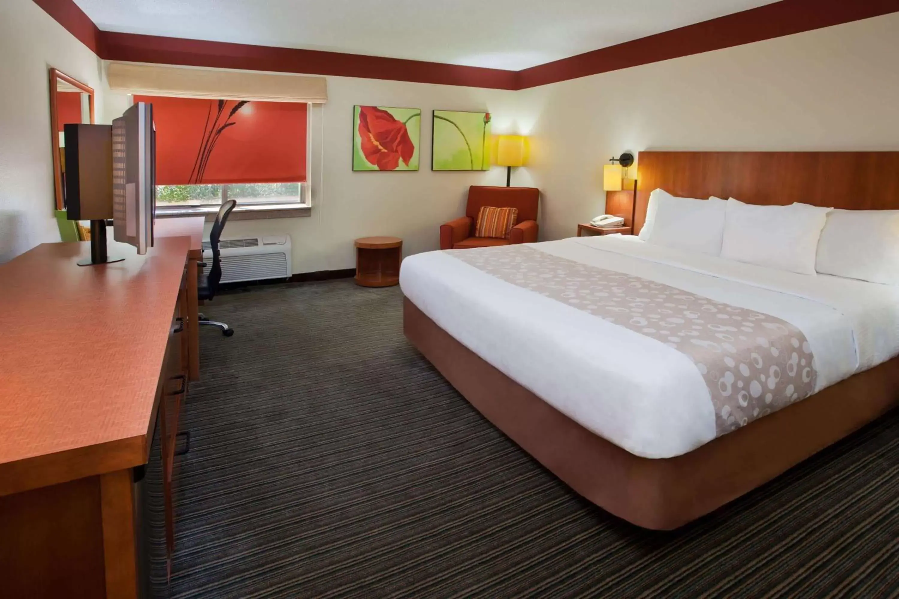 Photo of the whole room, Bed in La Quinta by Wyndham Columbus State University