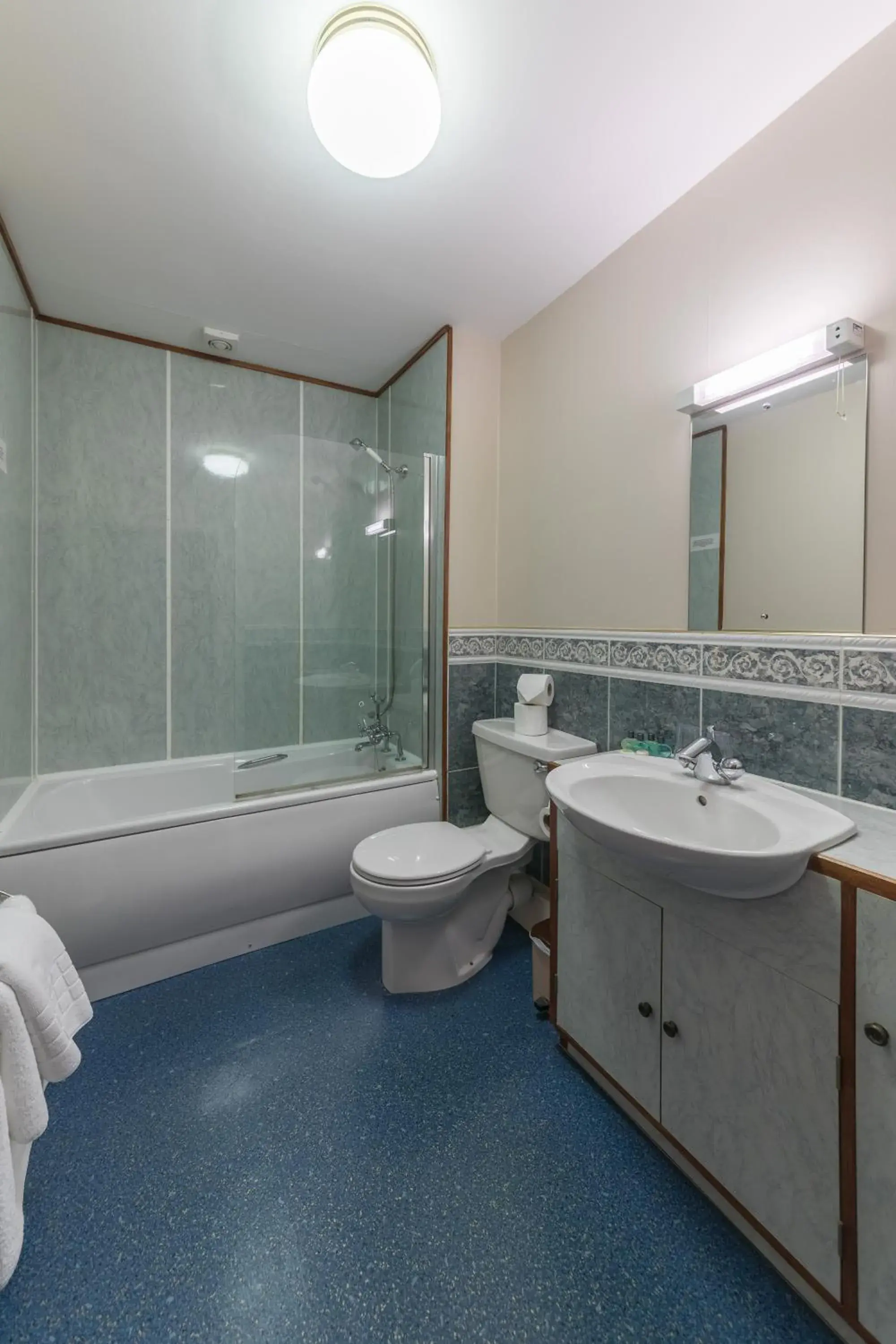 Bathroom in Pentland Hotel
