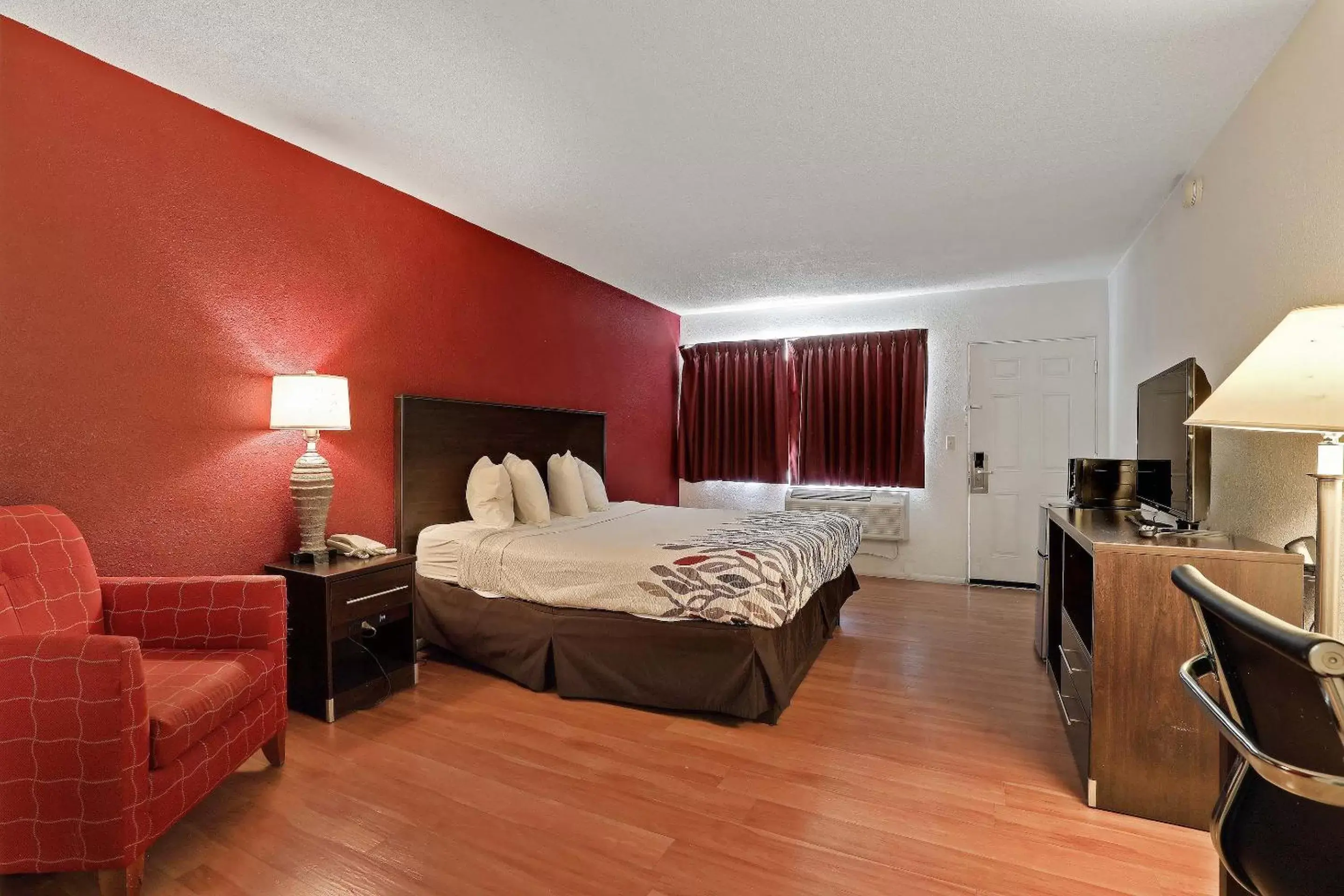 Deluxe King Room Smoking in Red Roof Inn Needles Deluxe King Room Smoking in Red Roof Inn Needles