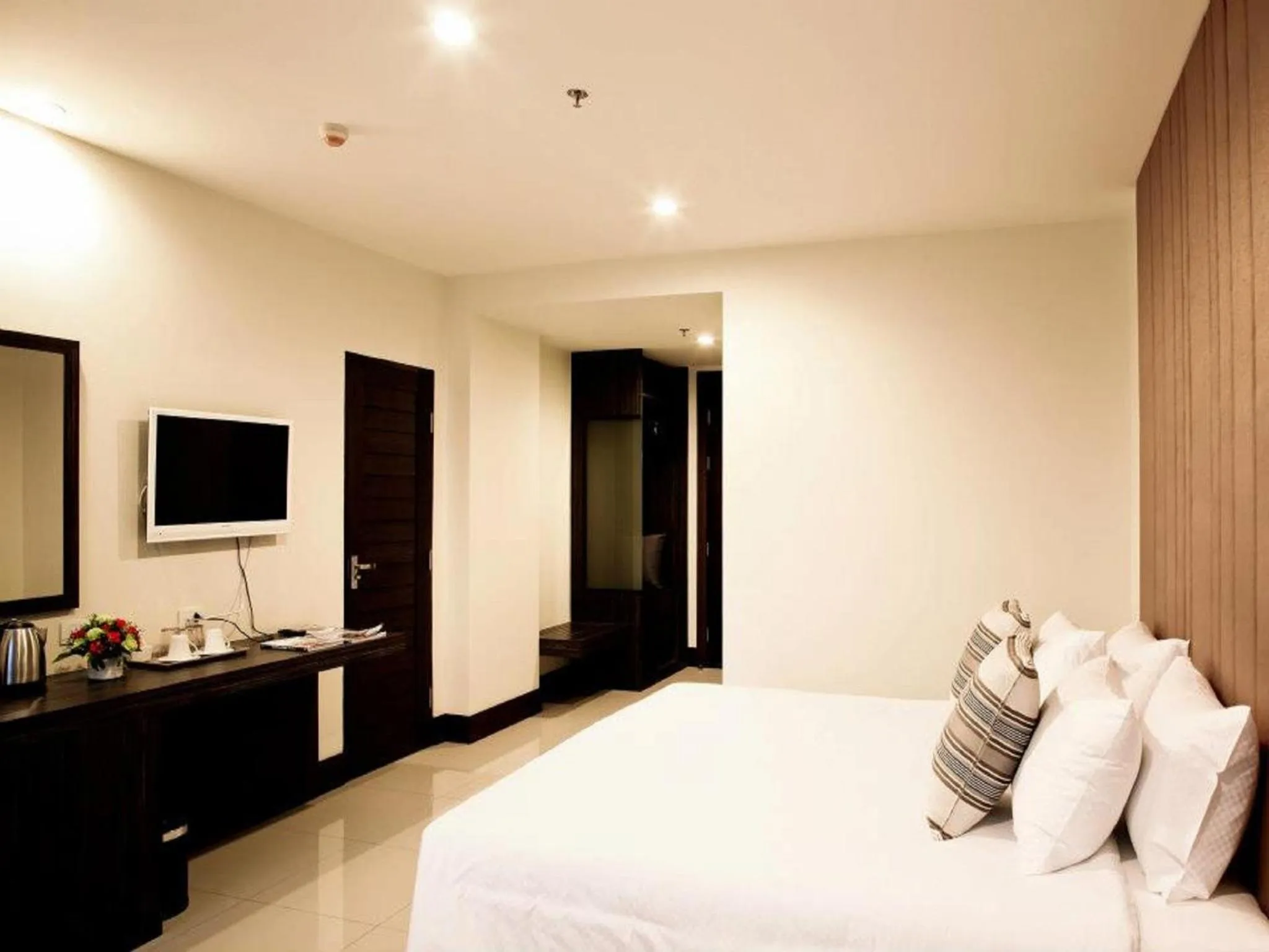 Photo of the whole room, Bed in Crystal Suites Suvarnbhumi Airport