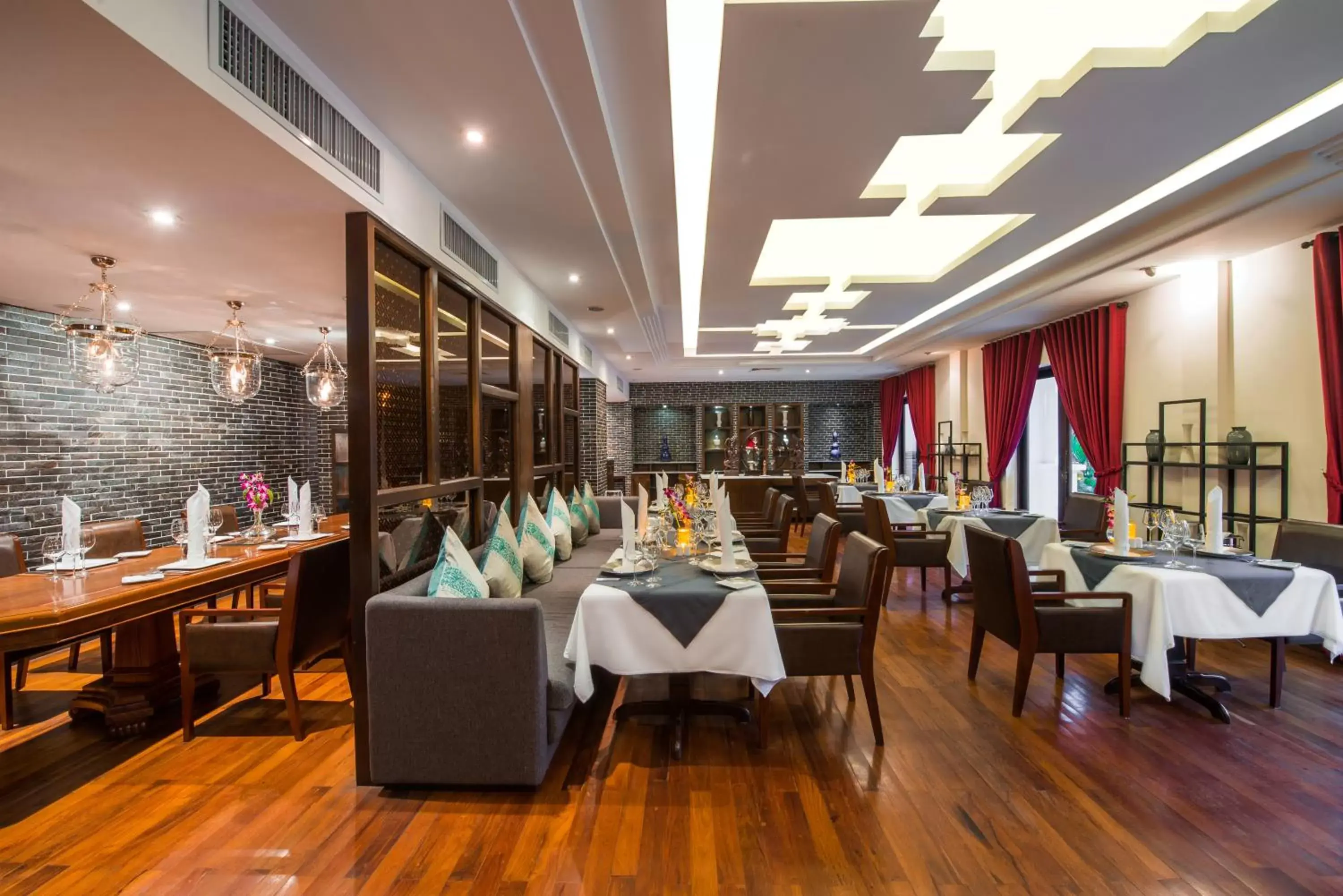 Restaurant/Places to Eat in Lotus Blanc Hotel
