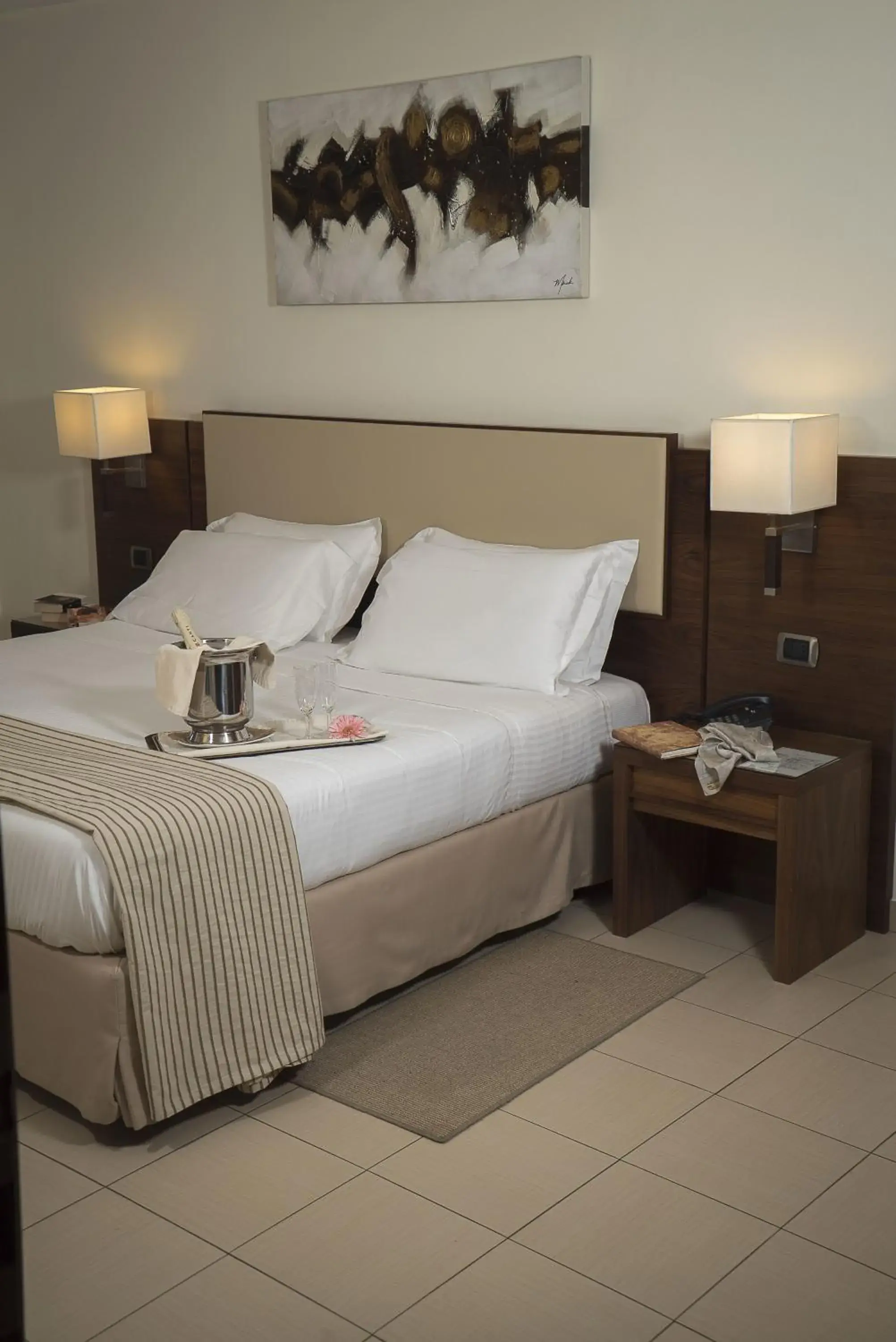 Bedroom, Bed in Suites & Residence Hotel