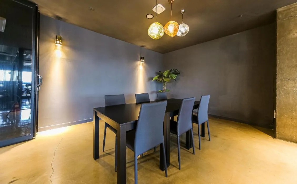 Restaurant/places to eat in CM Park Hotel