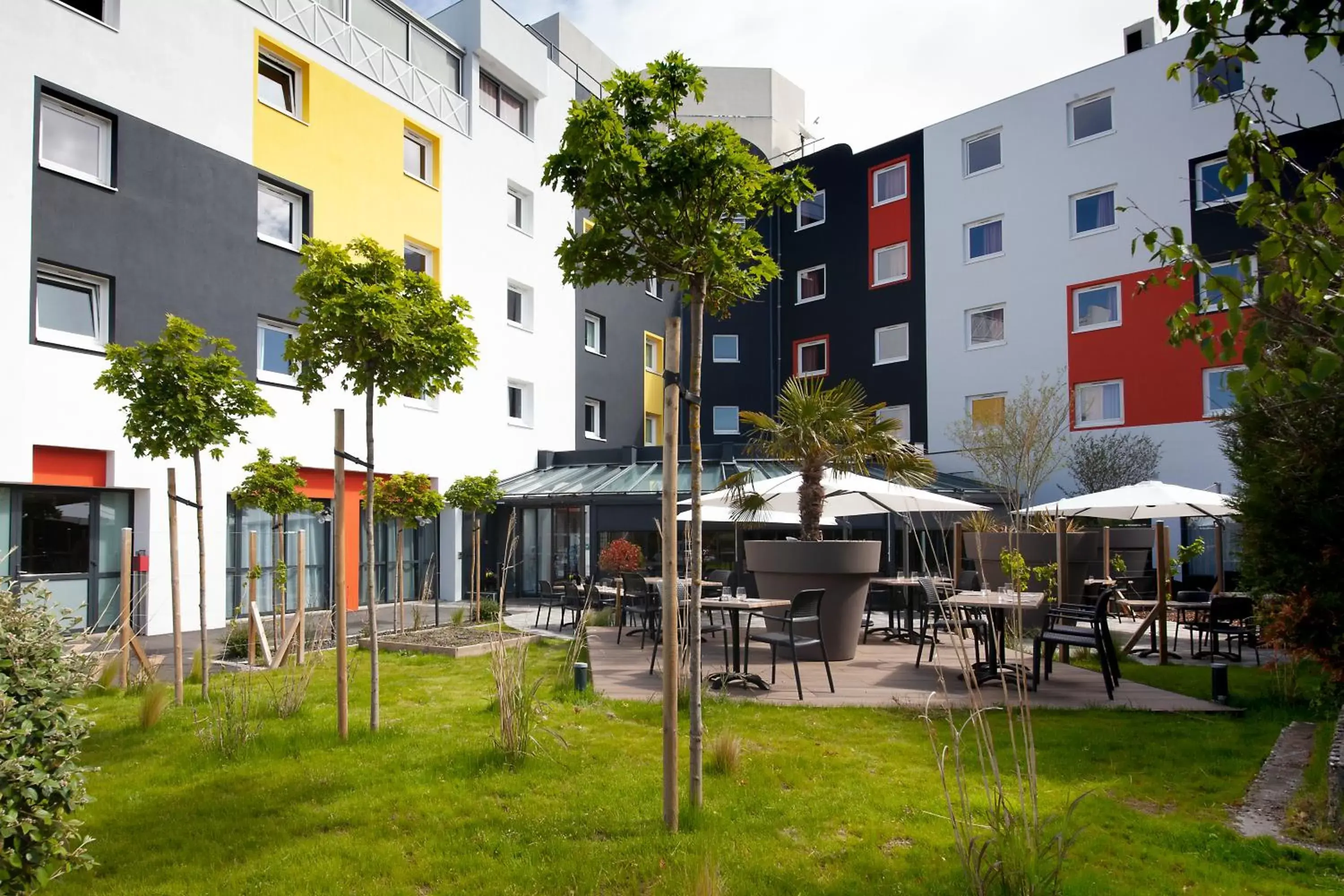 Patio, Property Building in Comfort Hotel Clermont Saint Jacques