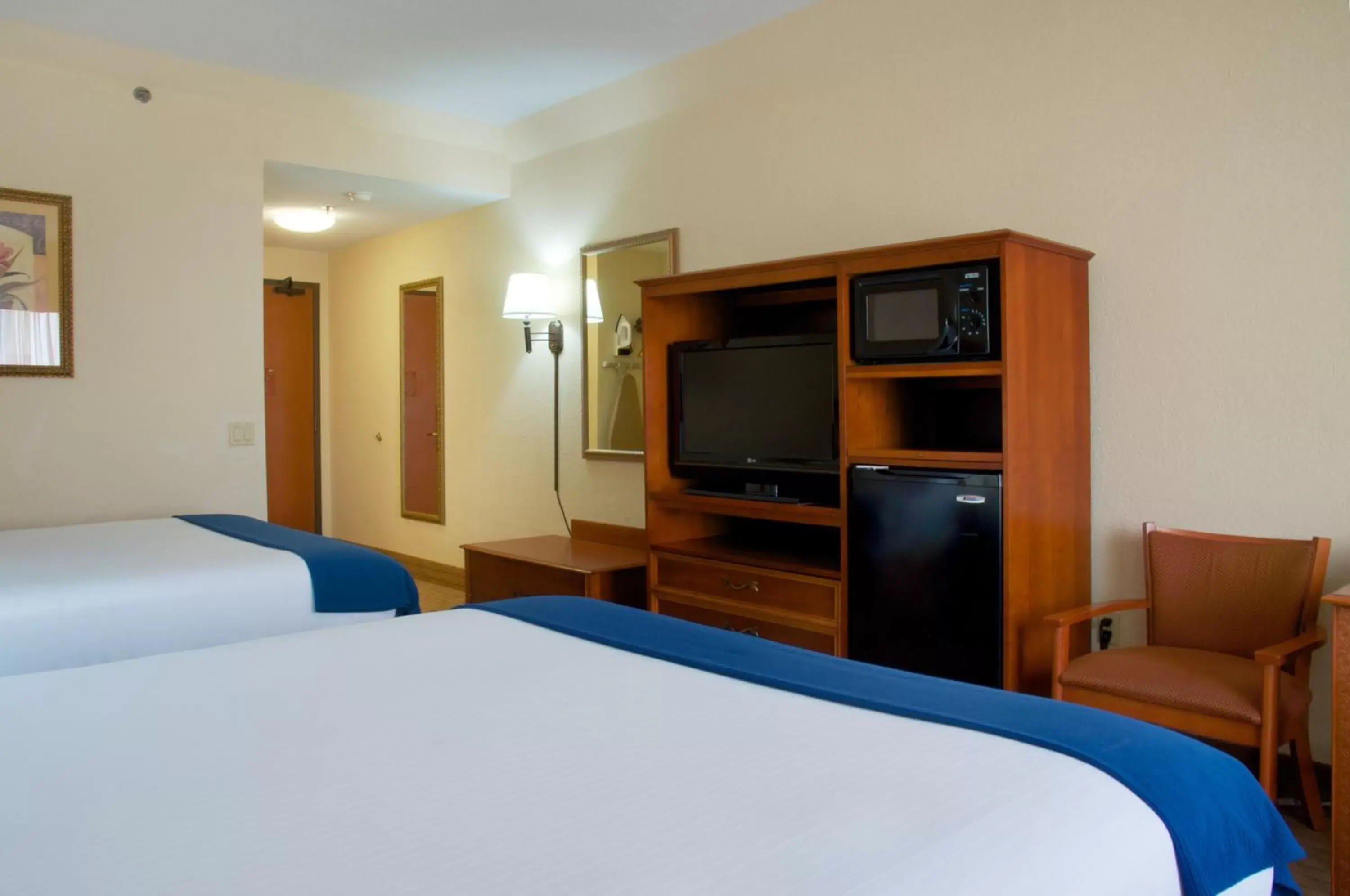 Photo of the whole room, Bed in Holiday Inn Express & Suites Houston - Memorial Park Area, an IHG Hotel