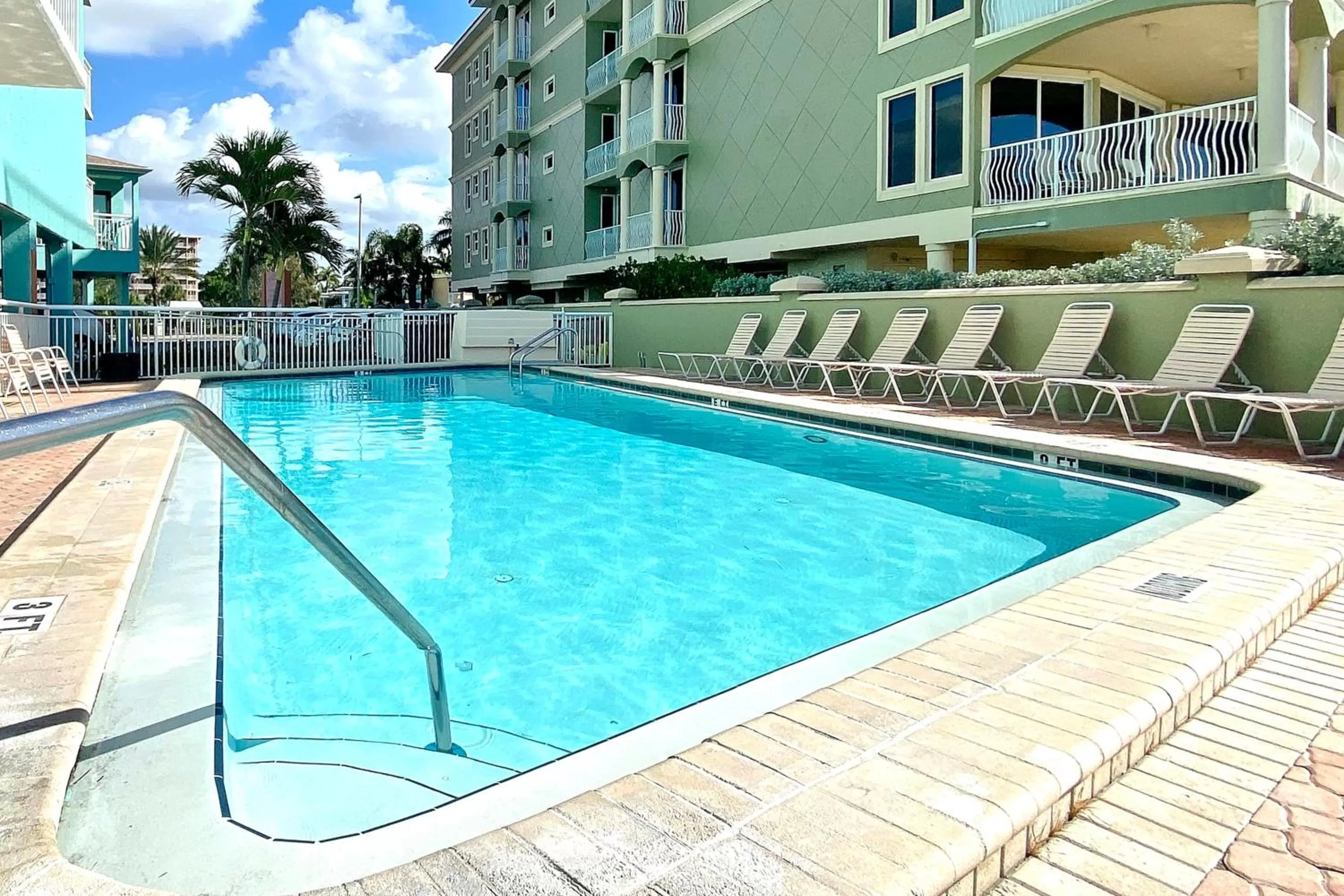 Swimming Pool in Chateaux Sunset Suites 408