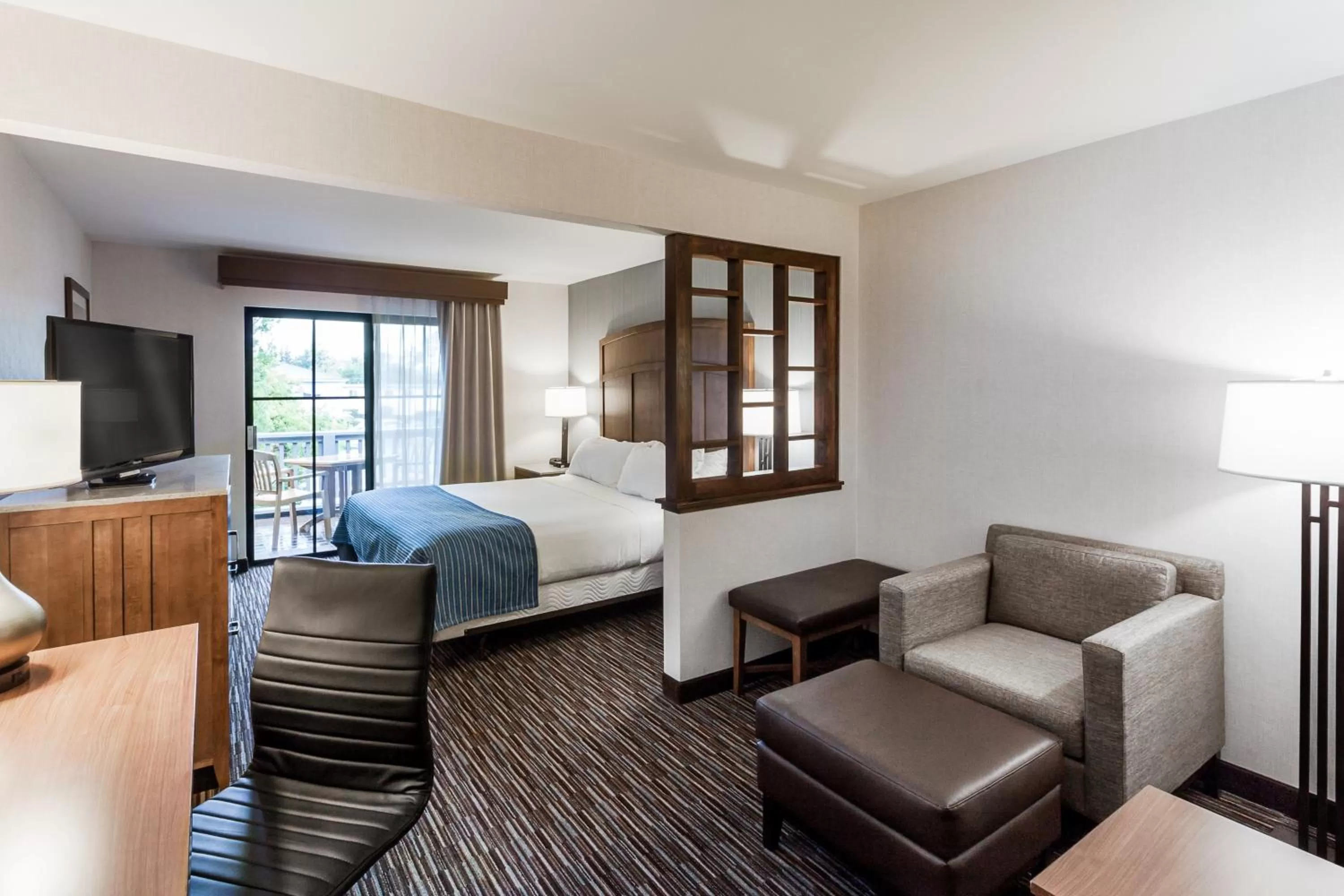 Photo of the whole room, Bed in Holiday Inn Express & Suites Carpinteria by IHG