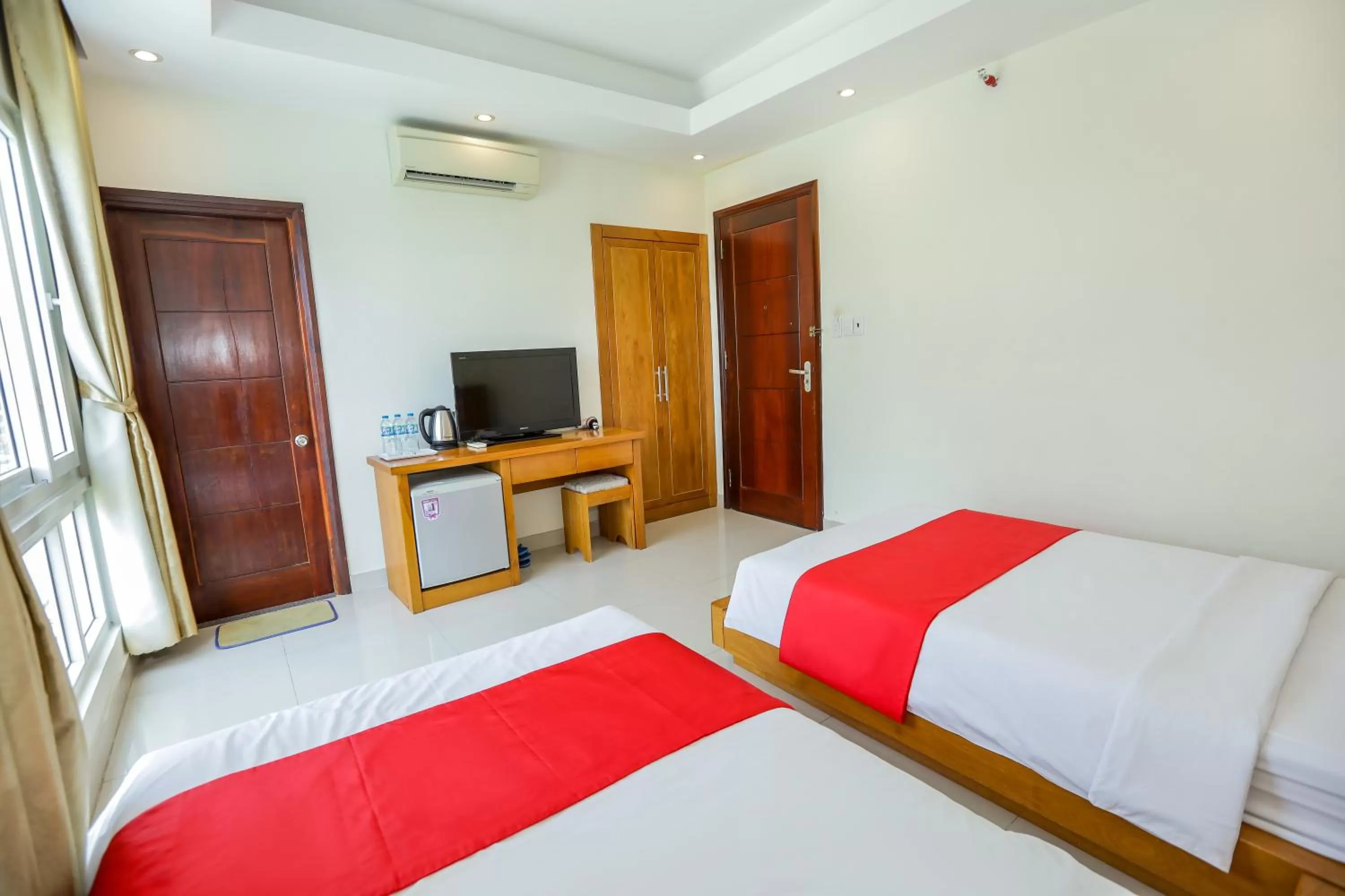 Photo of the whole room, Bed in CAROLINE SEA HOTEL