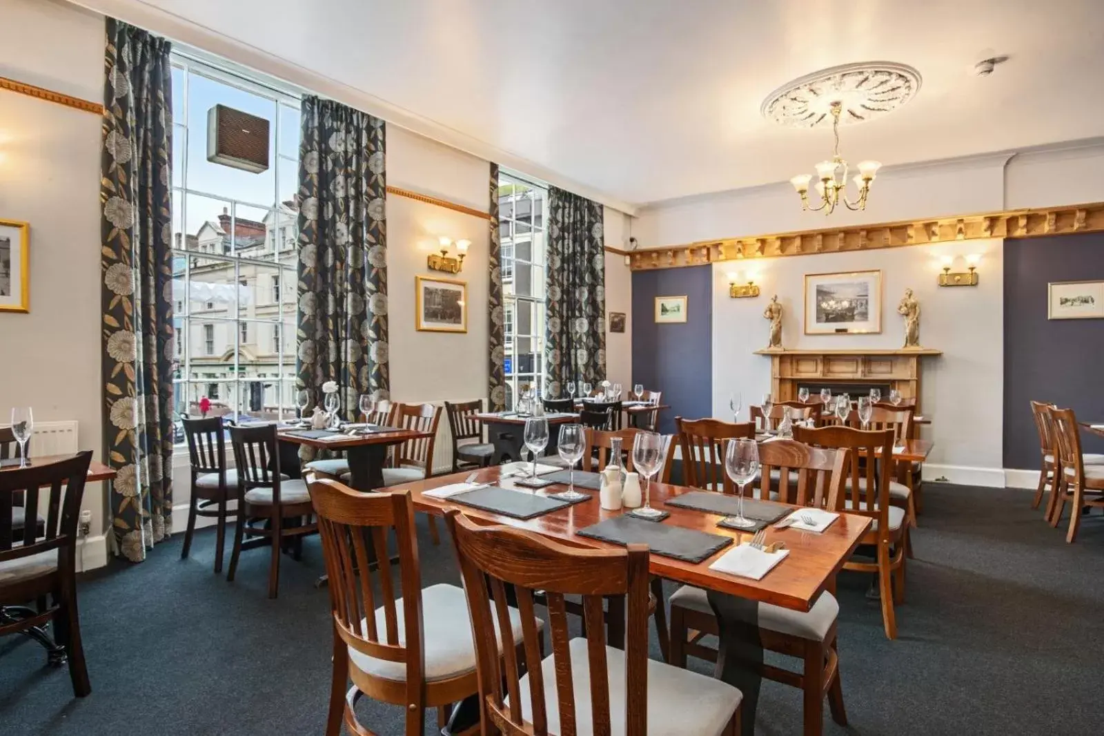 Restaurant/Places to Eat in Castle Hotel Haverfordwest