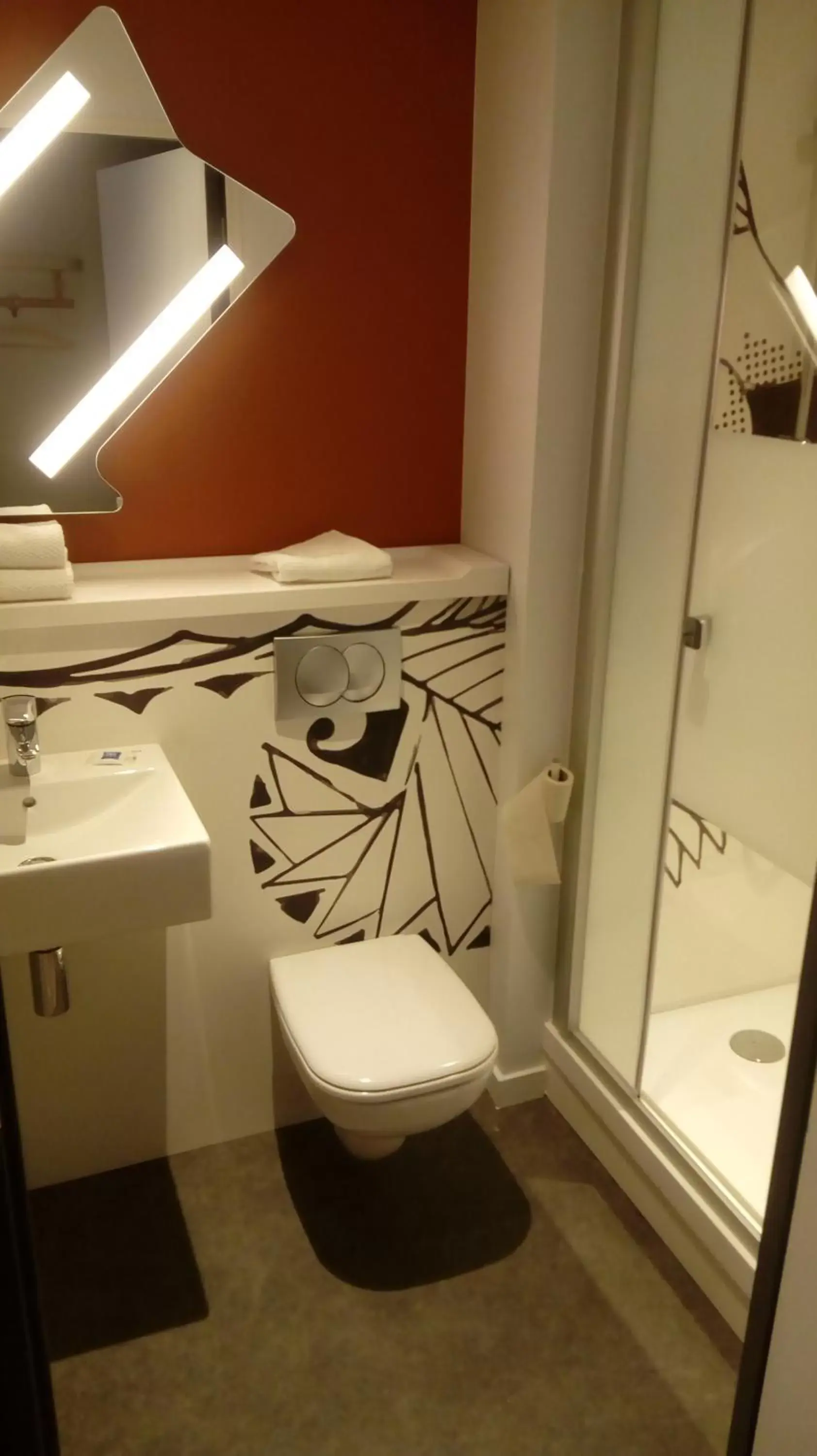 Bathroom in ibis budget Dieppe Centre Port