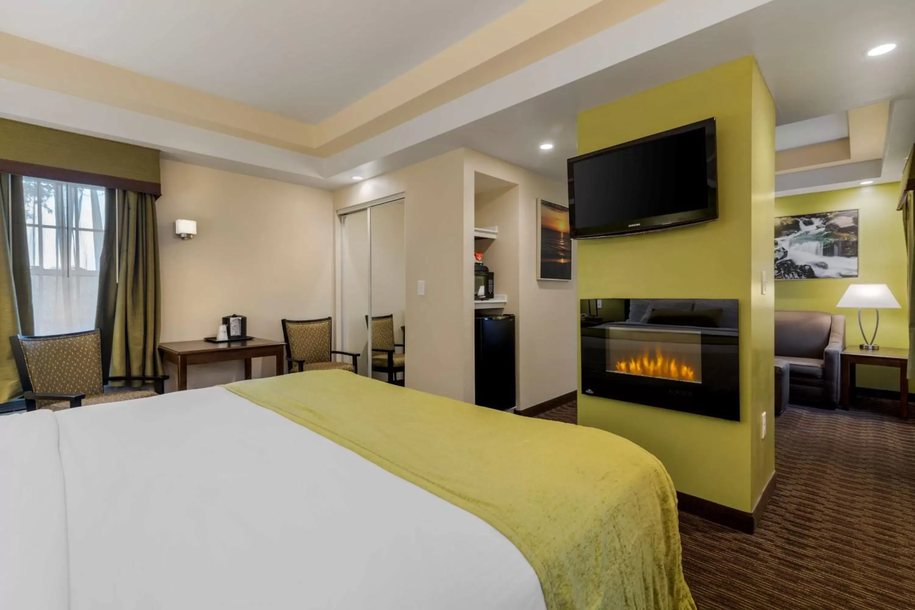 Bedroom, TV/Entertainment Center in Best Western Plus Cold Spring