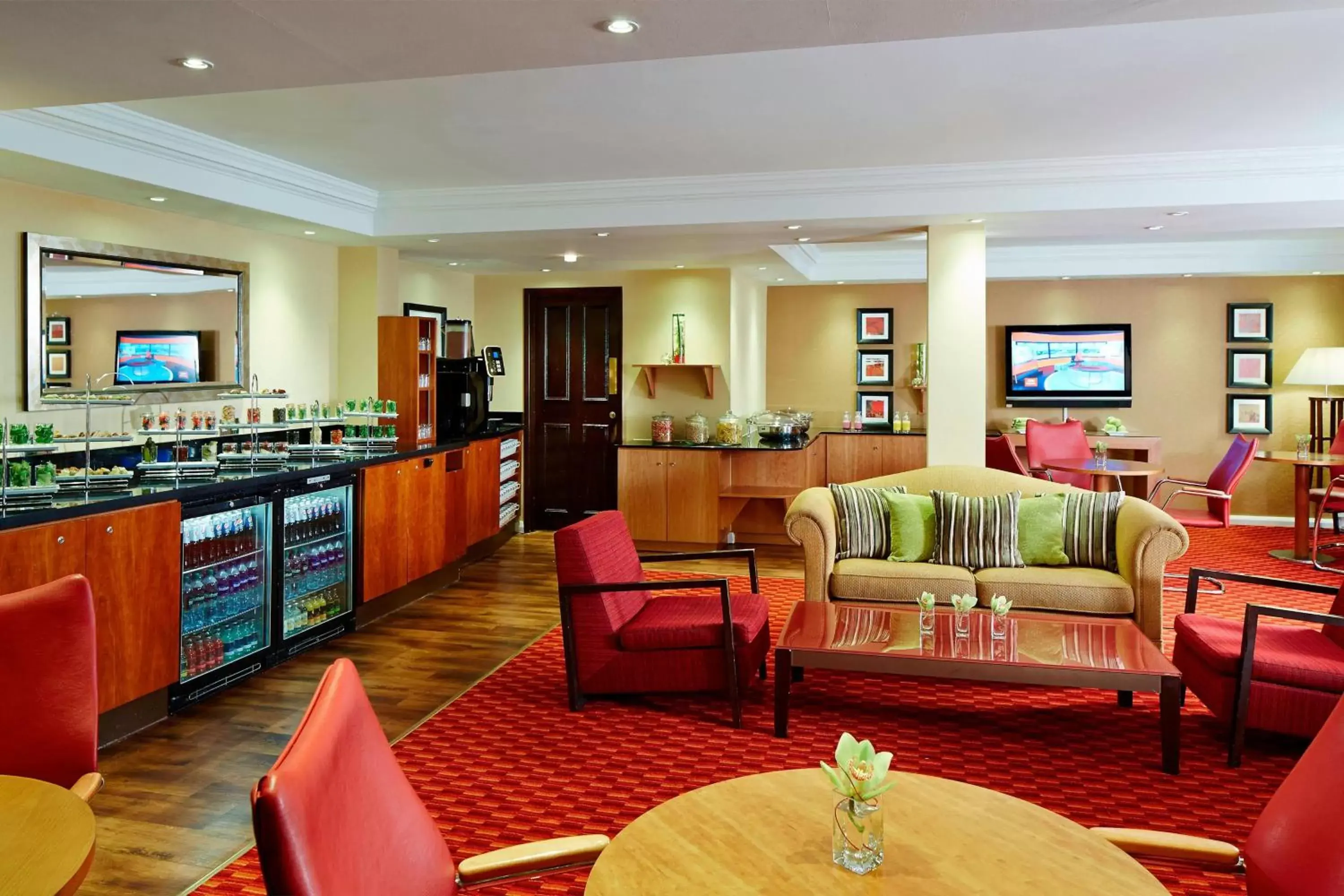 Lounge or bar in Delta Hotels by Marriott Heathrow Windsor